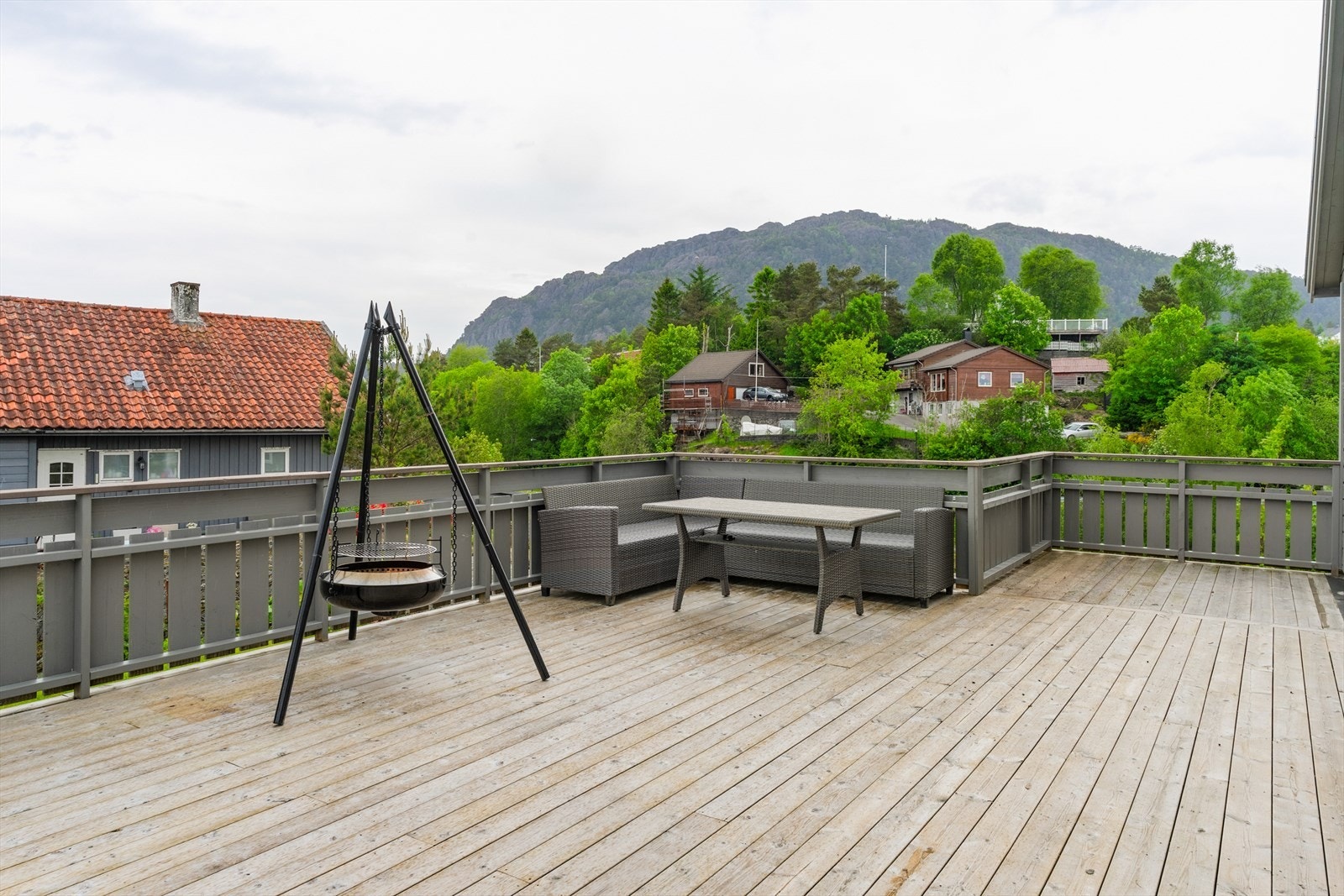Fra terrassen går det trapp ned til hagen. Tomten måler ca. 800 kvm, og her er det god plass til både lek og aktivitet for små og store. Galleribilde