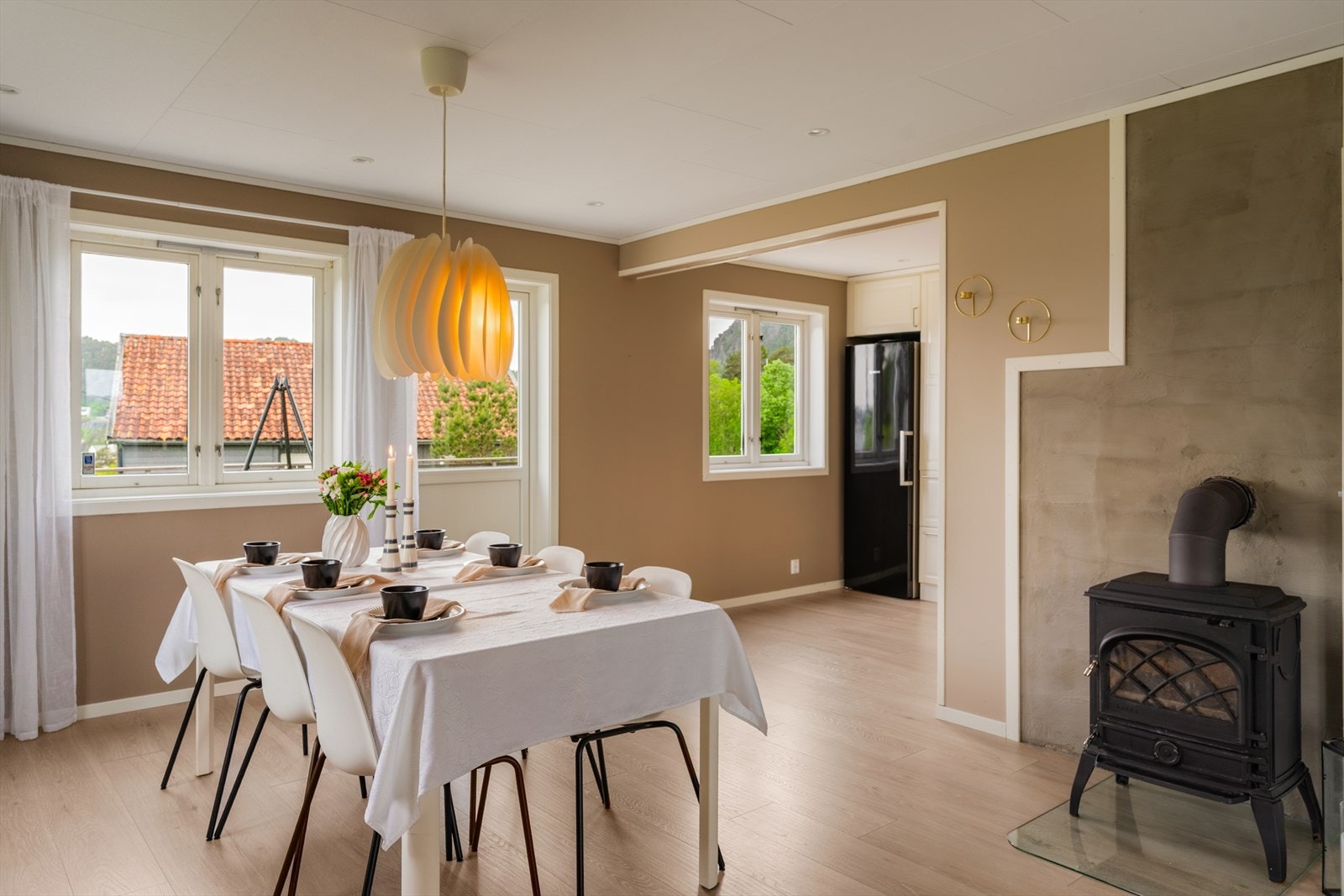 Fra stuen er det utgang til boligens terrasse og hage Galleribilde