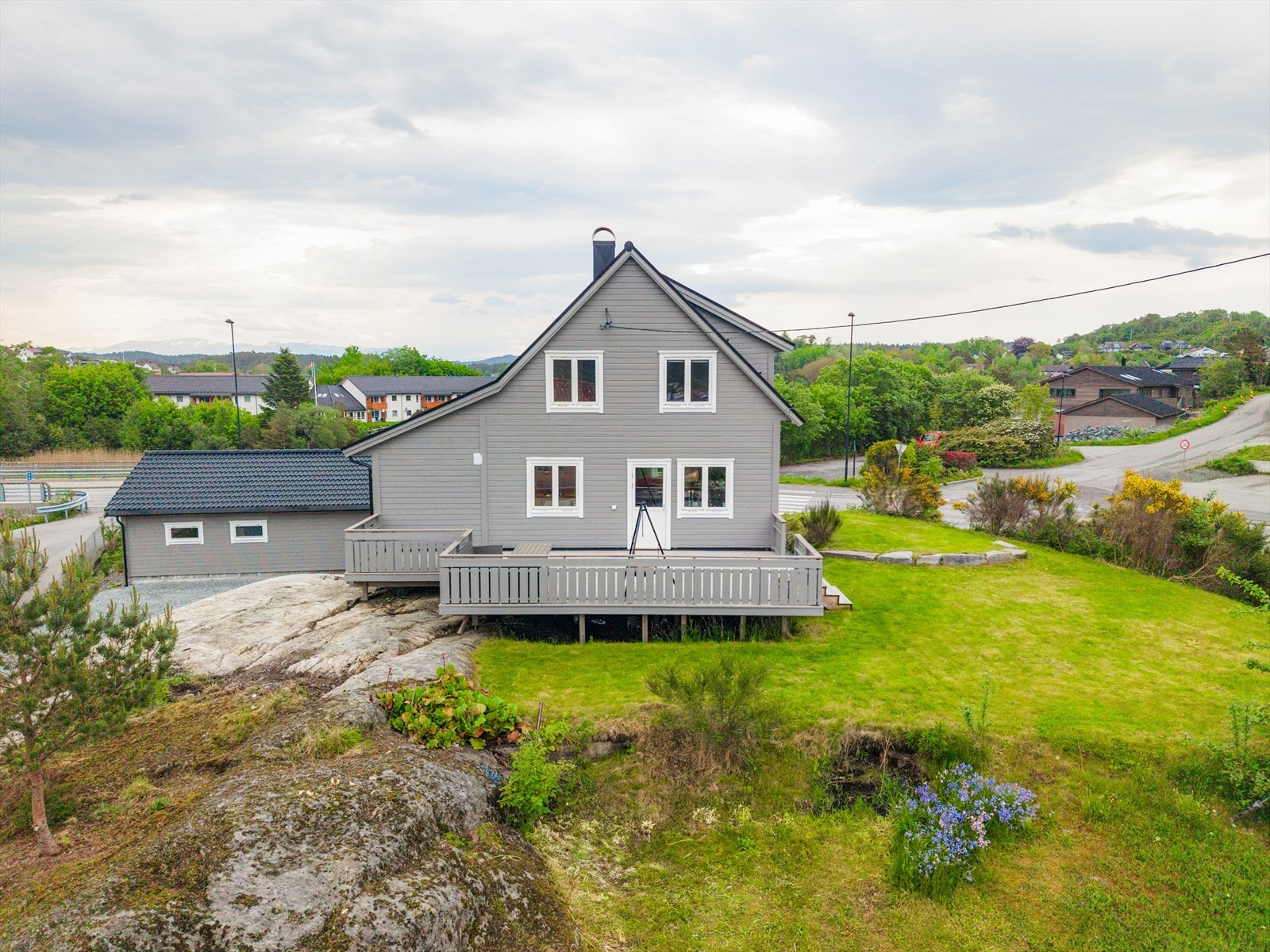 Eiendommen ligger i et rolig og etablert boligområde på Sagvåg, med kort vei til både natur og daglige servicetilbud Galleribilde