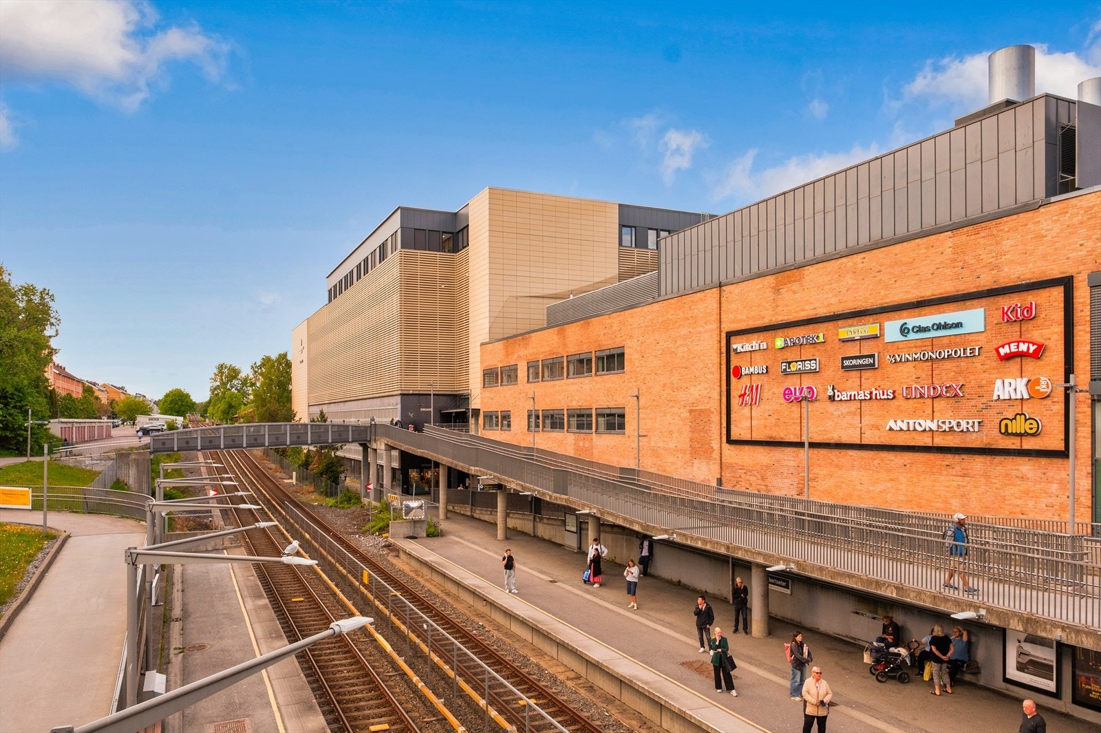 Kun et par minutter gangavstand til t-bane som tar deg til Oslo S på ca. 20 minutter Galleribilde