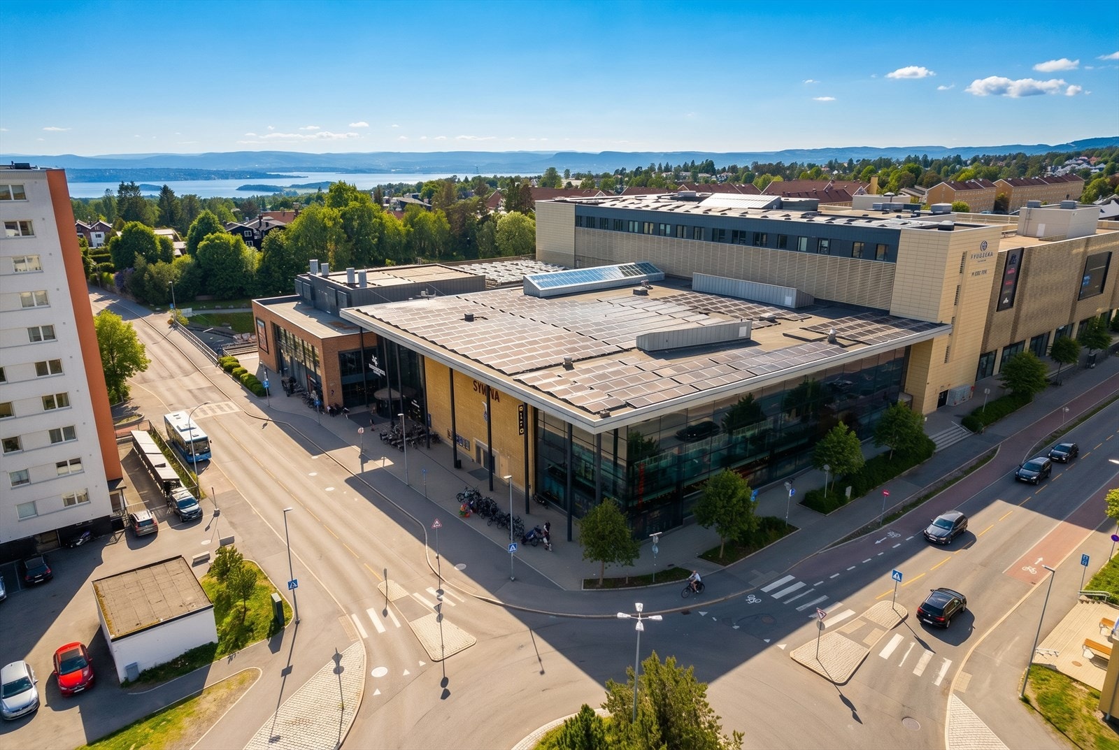 Lambertseter Senter, som er bydelens største kjøpesenter med et bredt utvalg av servicetilbud som bl.a. Symra kino, bibliotek, Meny, sportsbutikker, vinmonopol, klesbutikker og kaféer Galleribilde