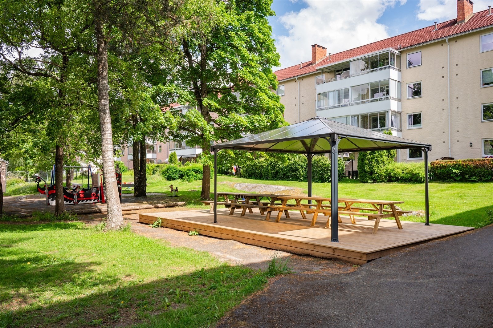 Borettslagets tomt er pent opparbeidet med grøntanlegg, sittegrupper og lekeplasser Galleribilde