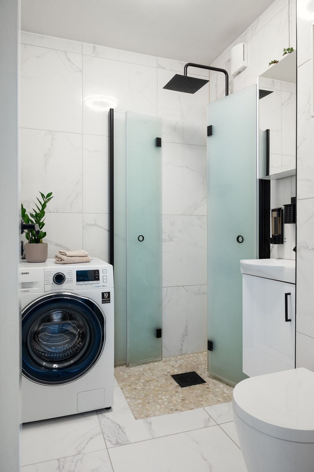 Badet har elektrisk gulvvarme og opplegg for vaskemaskin Galleribilde