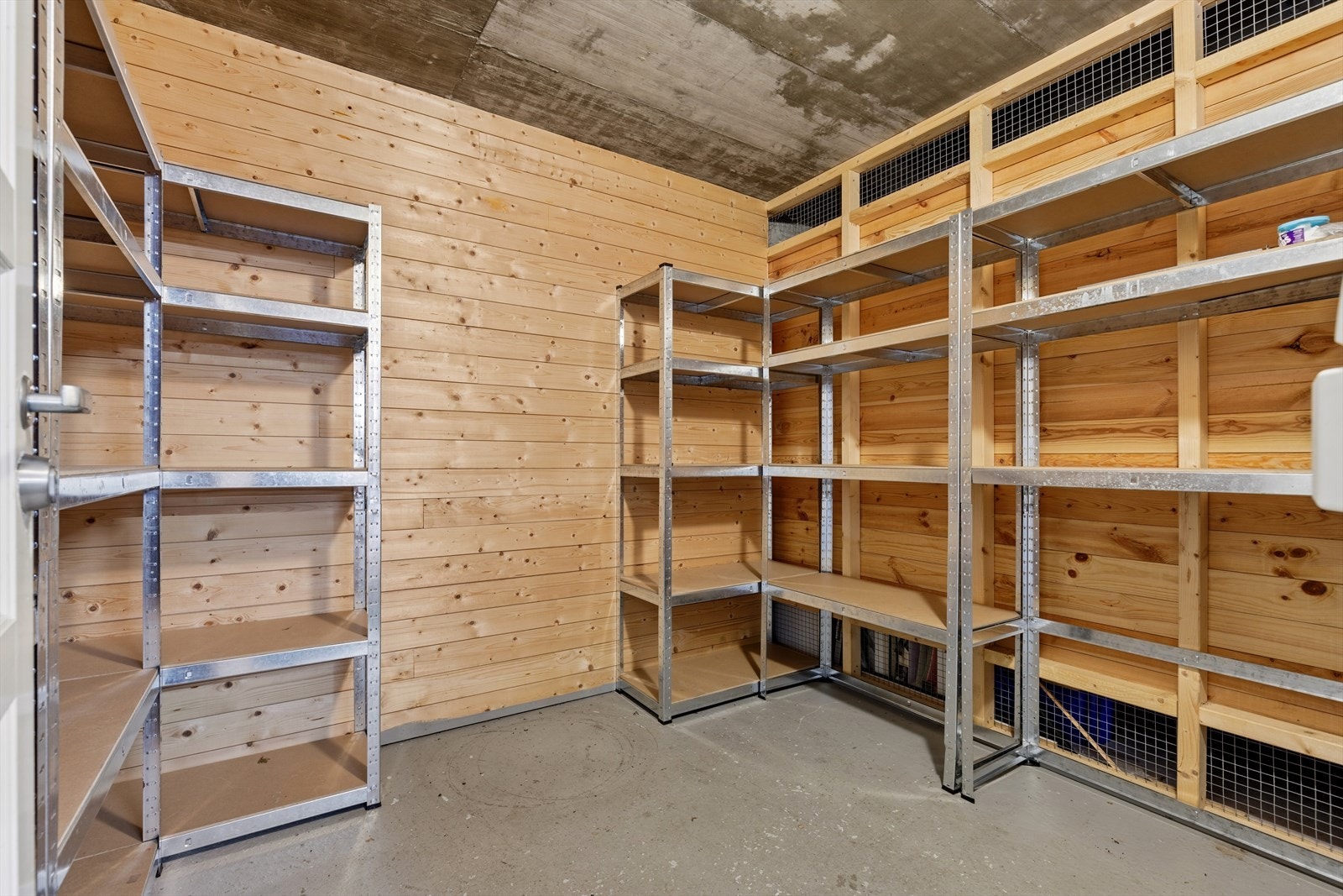 Romslig kjellerbod Galleribilde