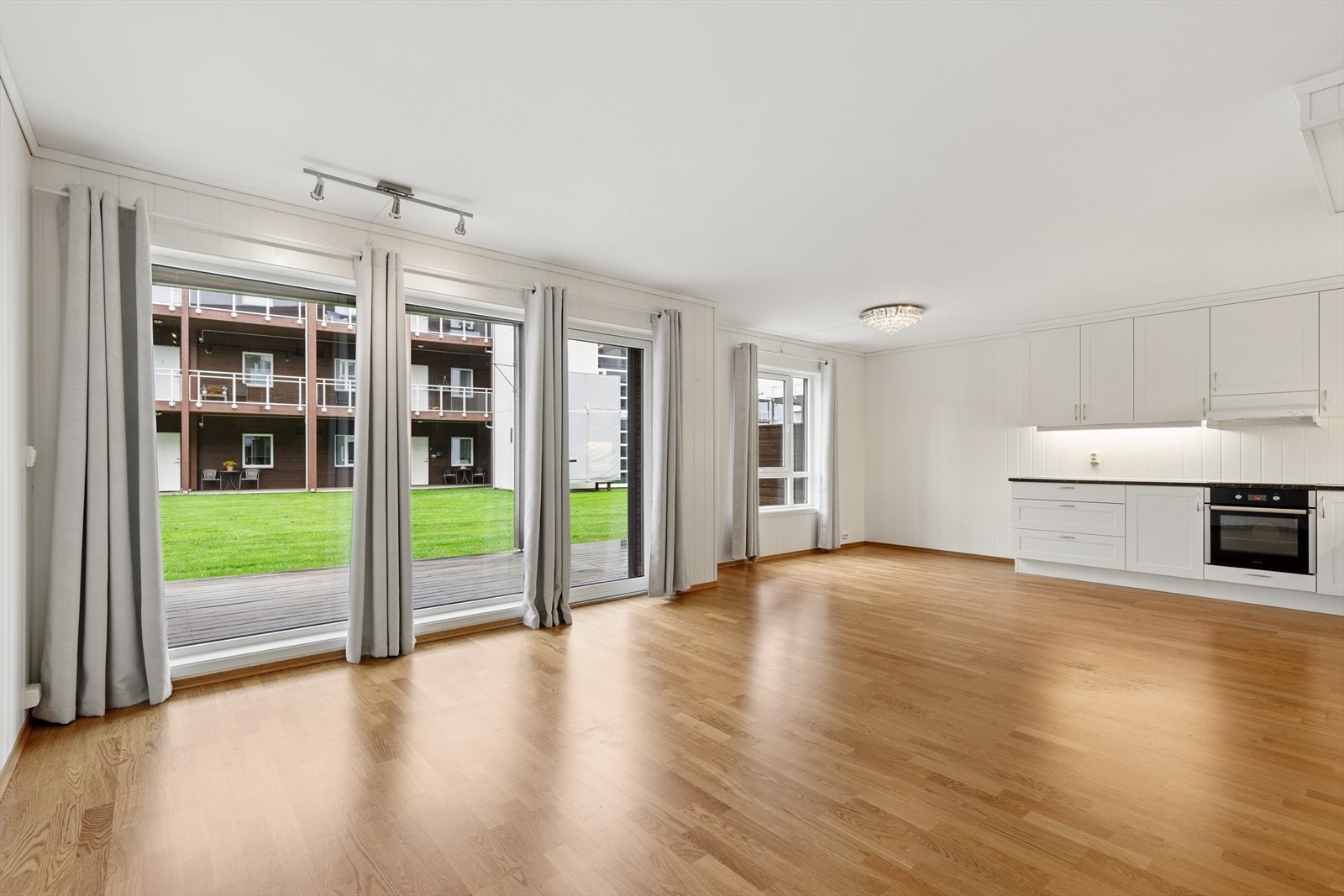 Praktisk 3-roms selveier med flott uteplass Galleribilde