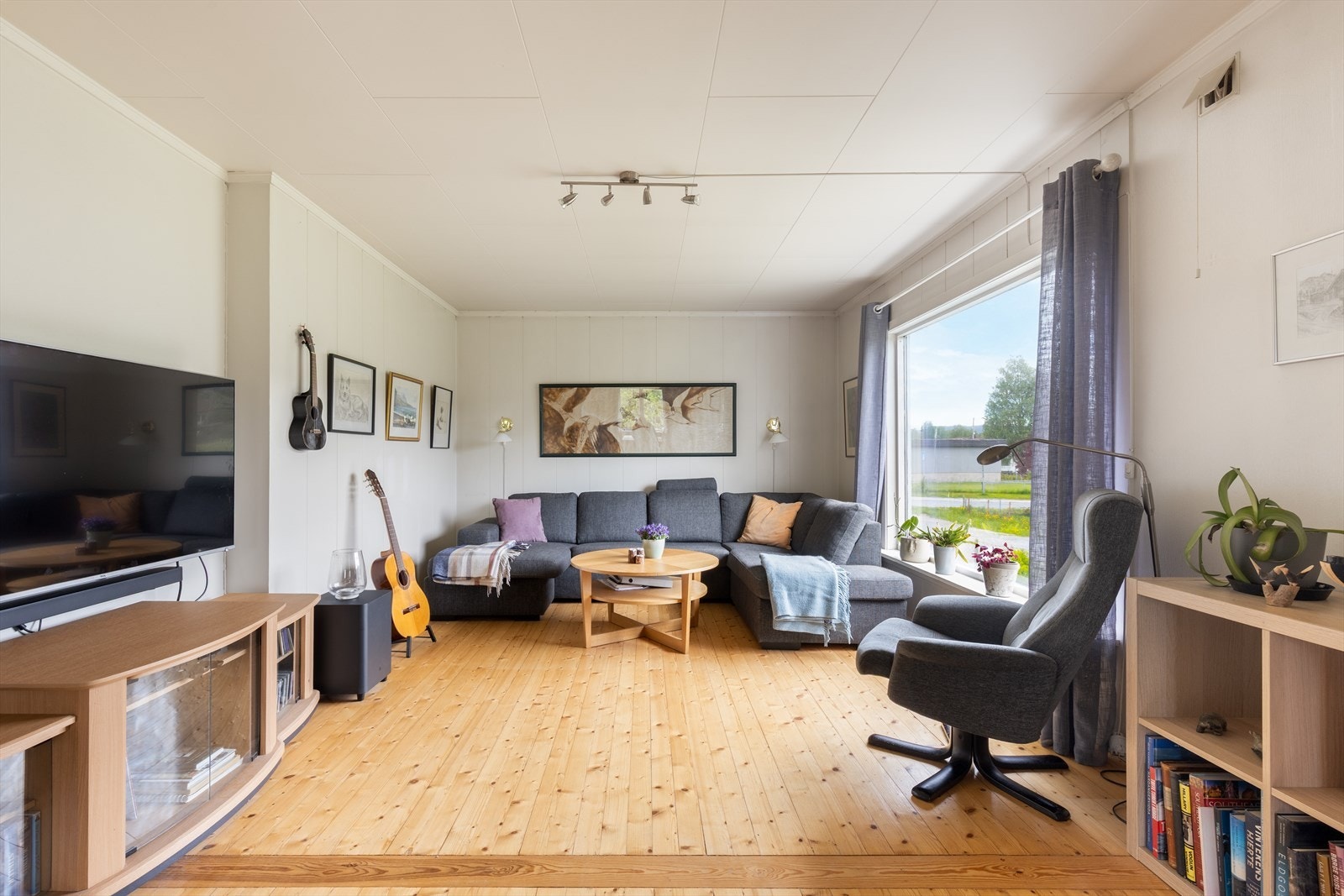 Stuen er romslig og har plass til en stor sofagruppe. Oppvarming med varmepumpe fra 2018. Galleribilde