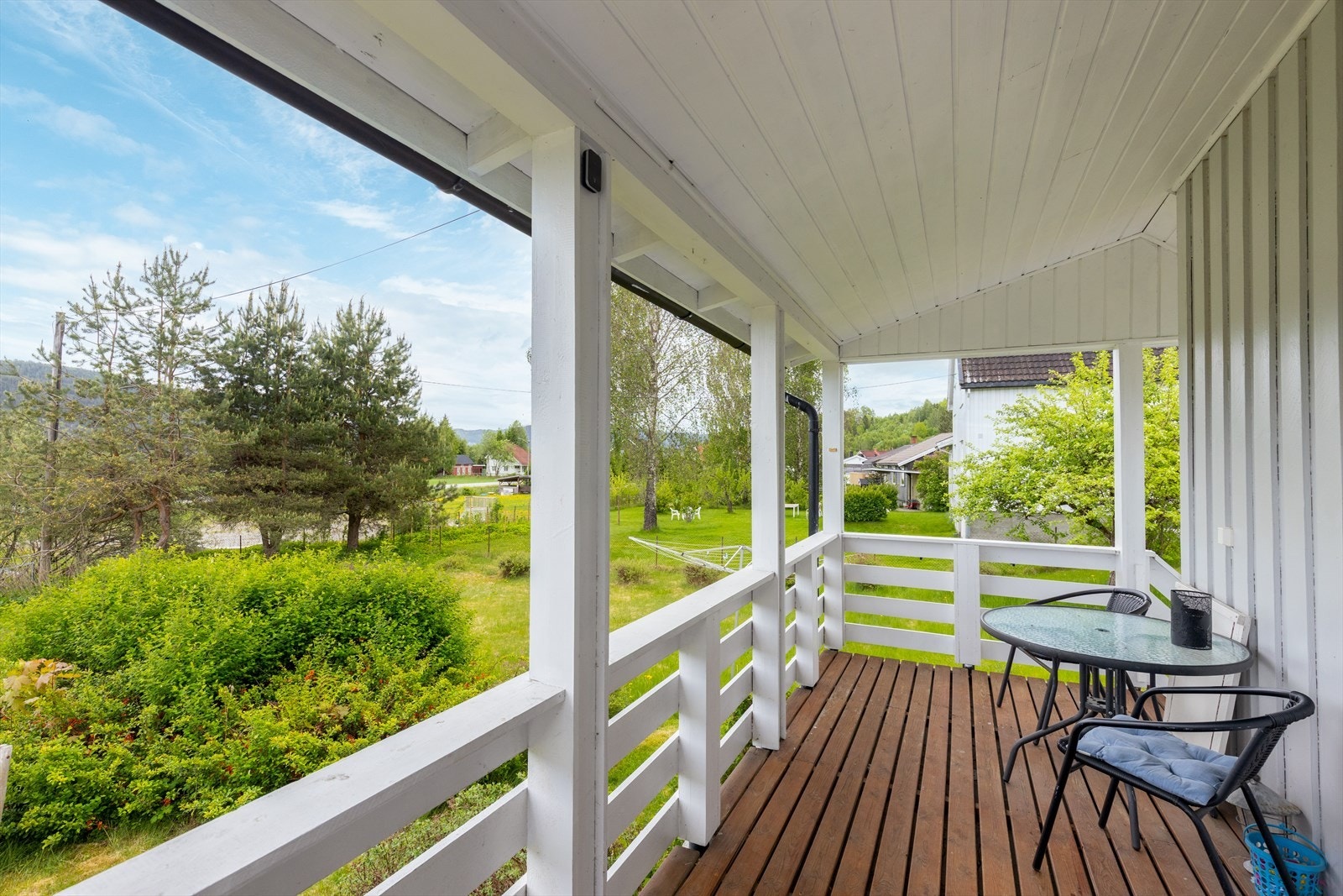 Verandaen har adkomst via en utvendig trapp fra gårdsplassen. Galleribilde