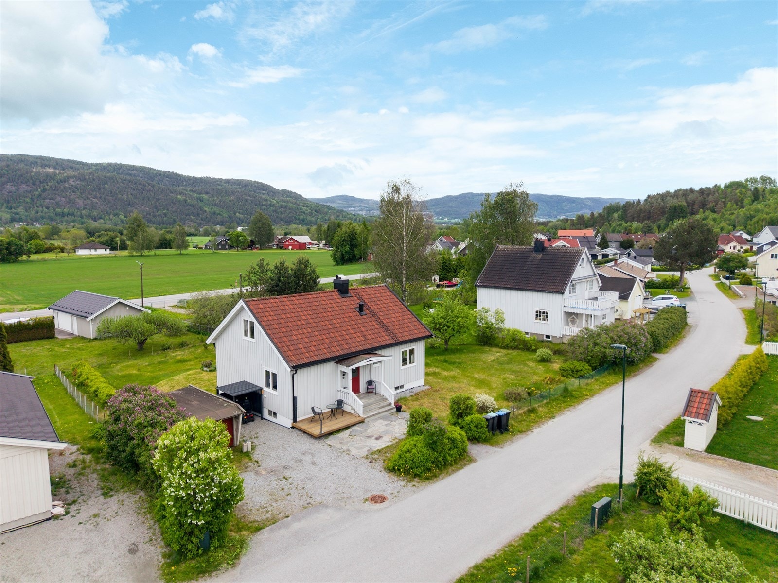 Eiendommen har en gruset adkomst og egen parkering på tomten. Galleribilde