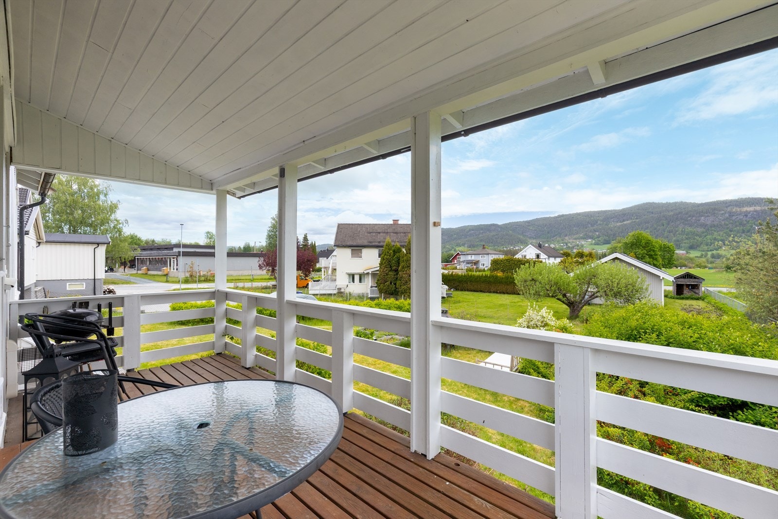 Overbygd veranda på ca. 9 m² med plass til en sittegruppe. Galleribilde