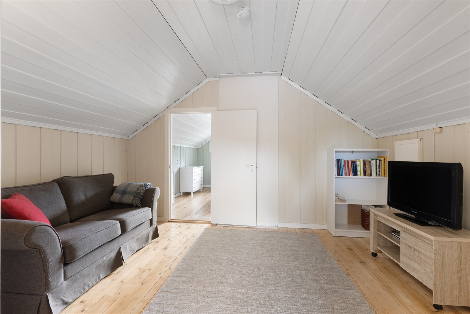 Loftstue med slipt tregulv. Det nye sikringsskapet med automatsikringer er plassert her. Galleribilde