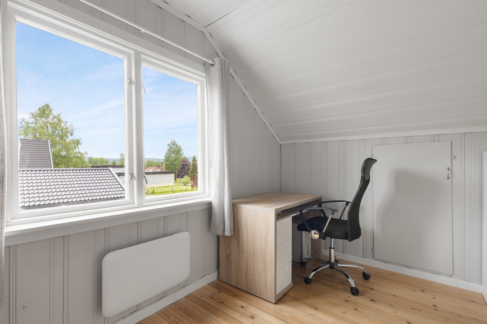 Også her er det slipt tregulv og malt panel, som på resten av loftet. Galleribilde