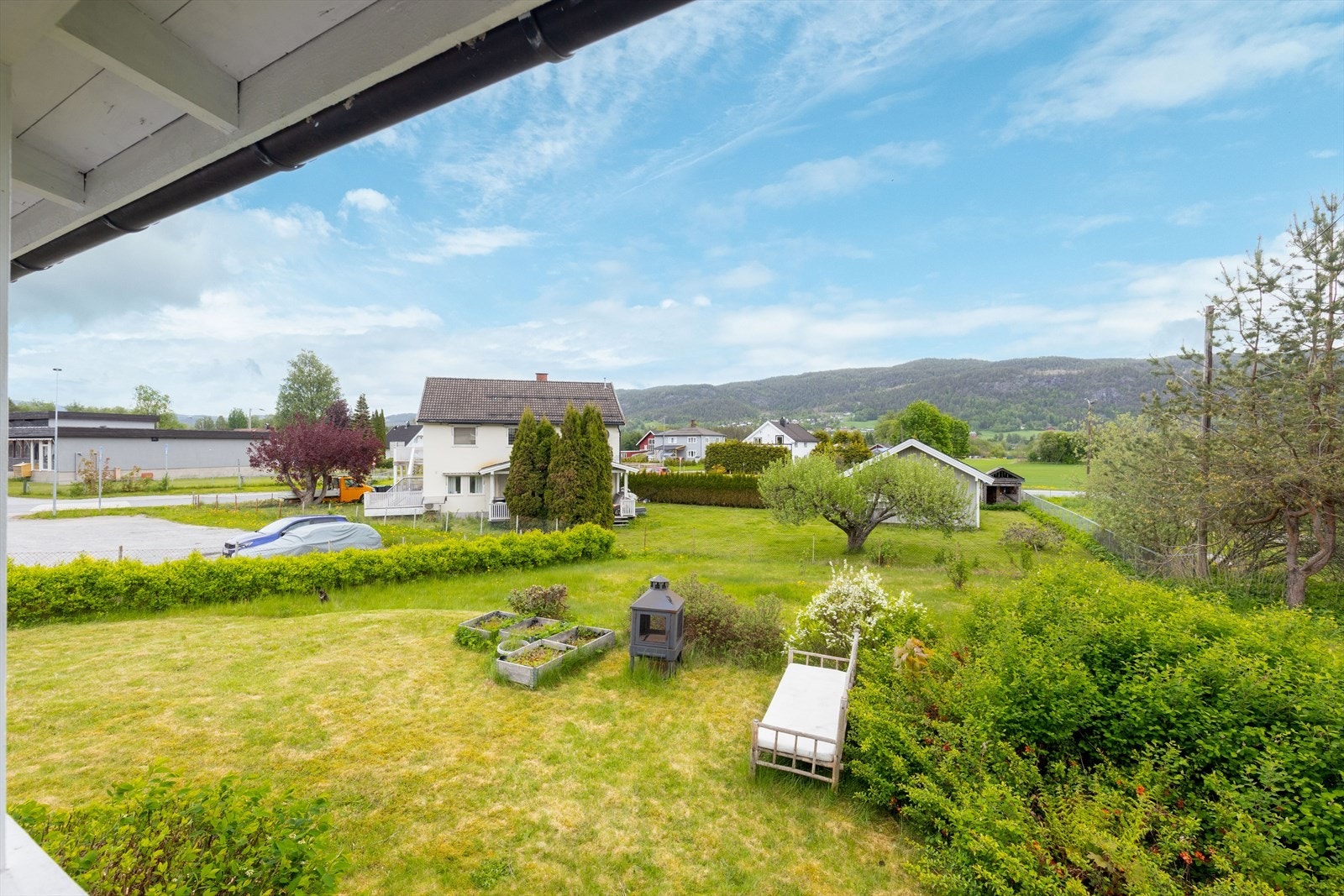 Fra verandaen er det utsikt over egen hage og nærområdet. Galleribilde