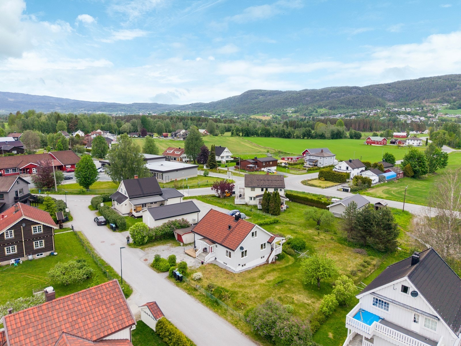 Boligen ligger i et etablert og rolig boligfelt på Yli, ca. 4,6 km fra Notodden sentrum. Galleribilde