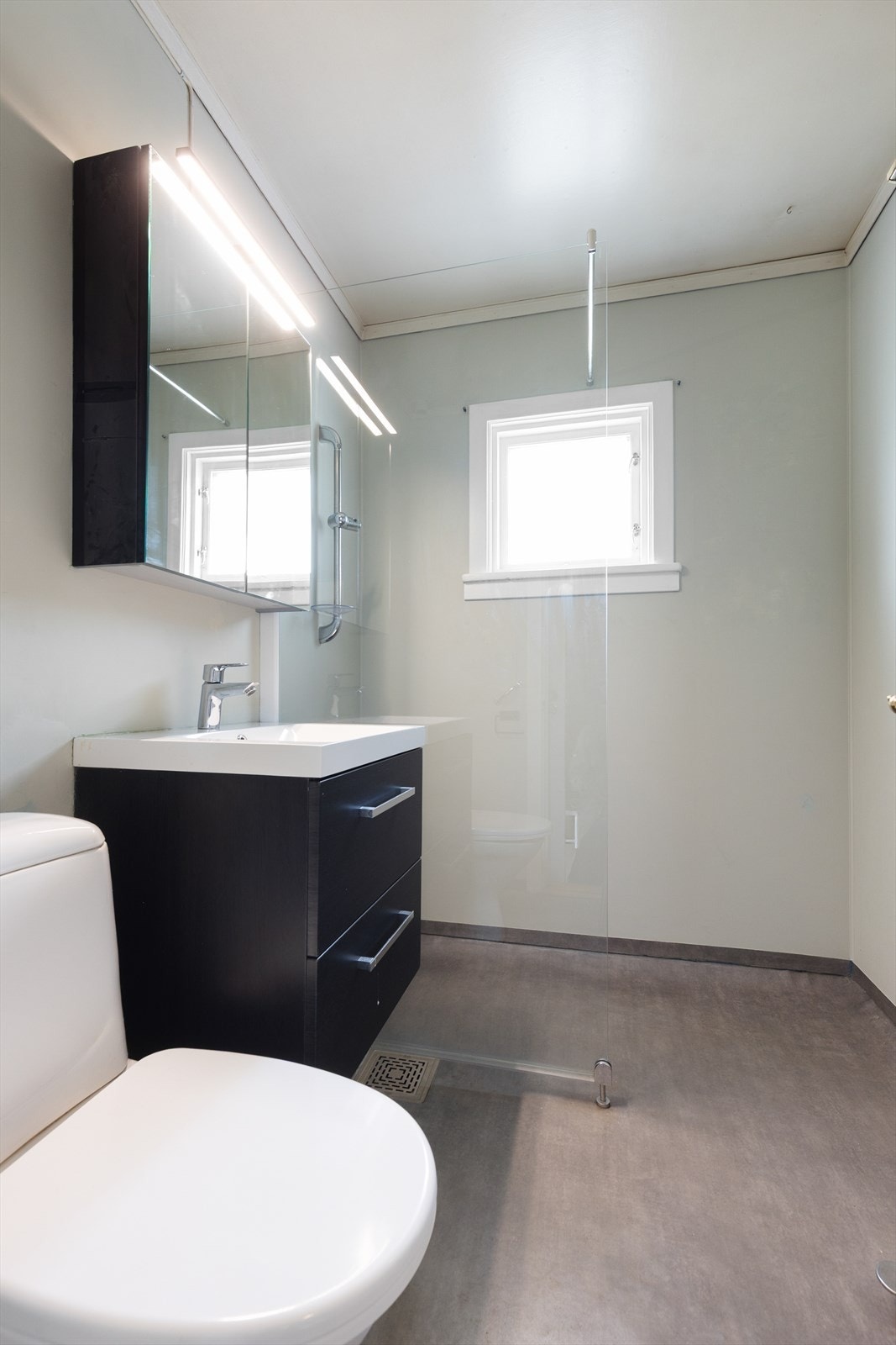 Badet ble oppgradert i 2023 med nytt toalett, dusjvegger og baderomsinnredning med formstøpt vask. Galleribilde