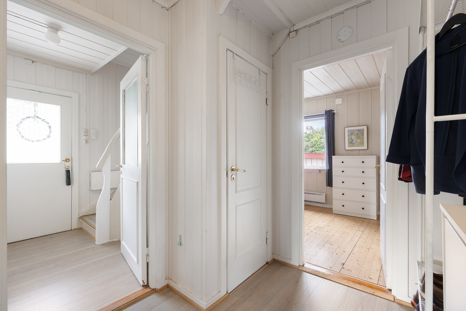 Inngangspartiet har laminatgulv fra 2020 og malt panel på vegger og i tak. Galleribilde