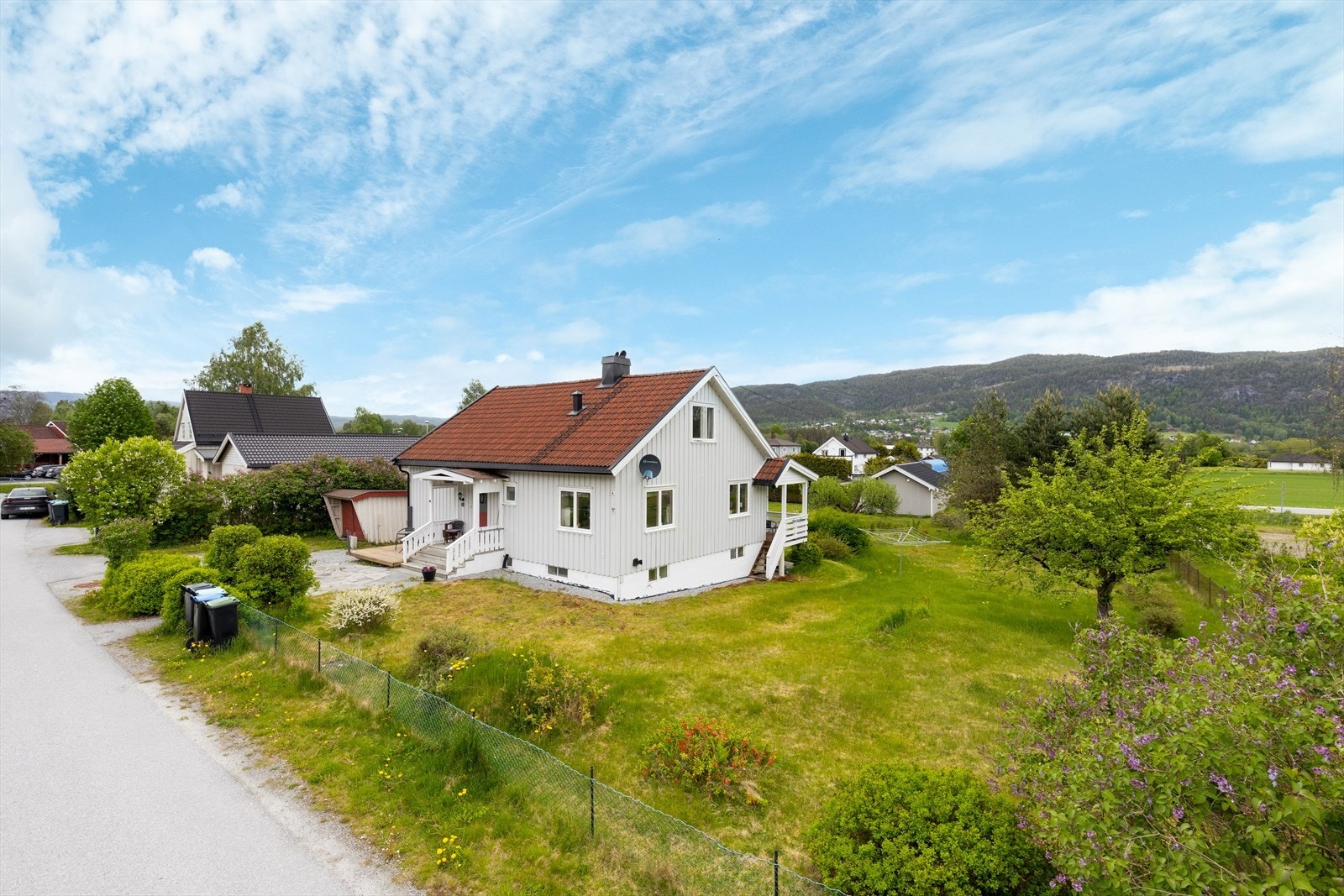 Enebolig med romslig hage. Grunnmuren er drenert i 2021, og sikringsskapet ble fornyet i 2022. Galleribilde