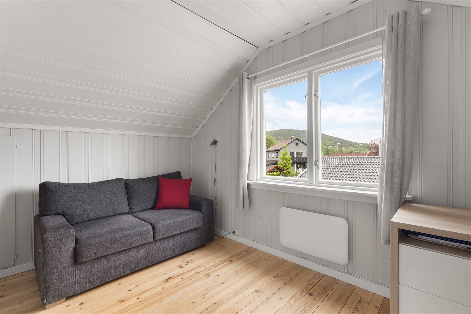 Det andre rommet på loftet kan fint brukes som kontor eller en ekstra TV-stue. Galleribilde