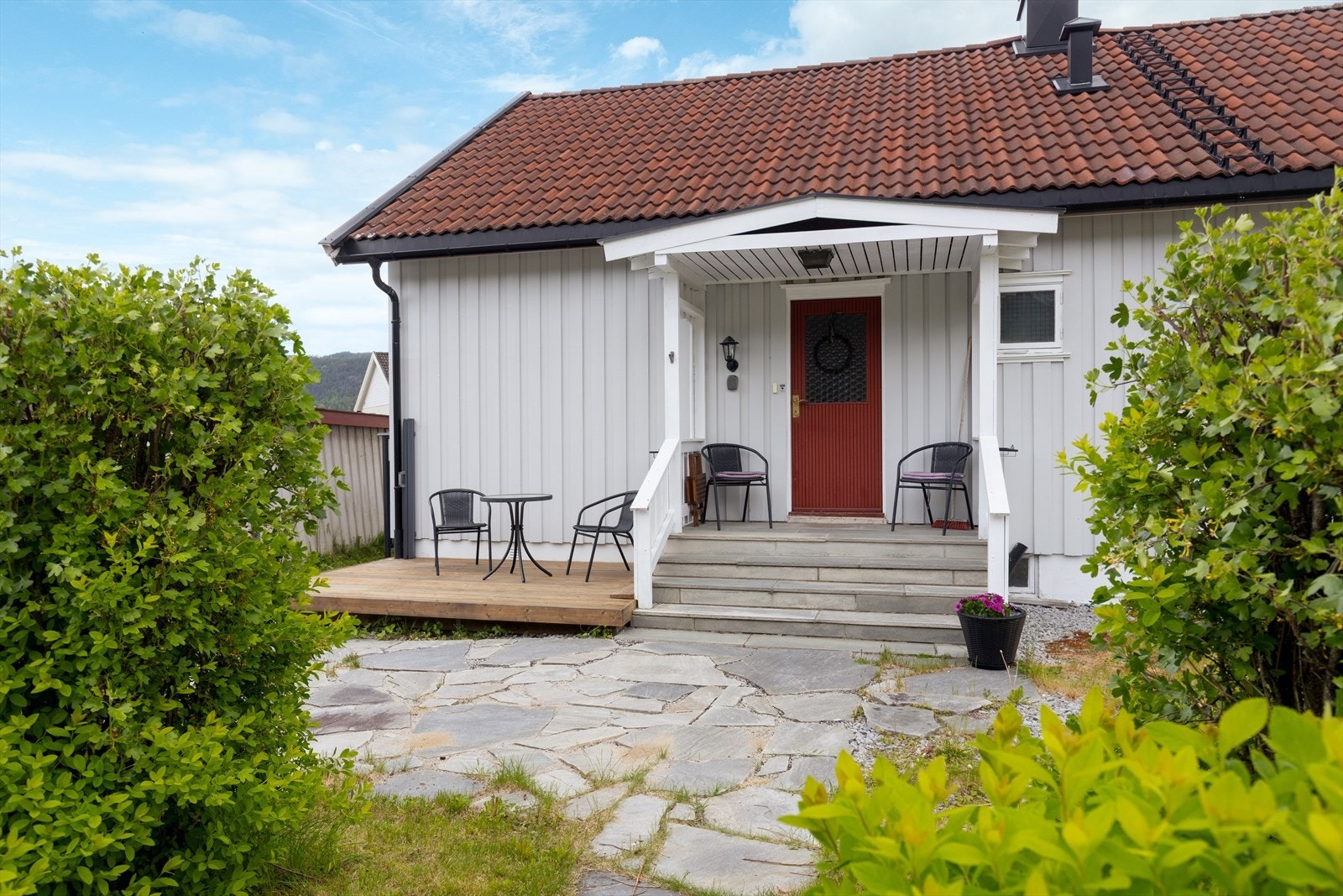Hovedinngangen har et overbygd tak og en liten markterrasse. Galleribilde