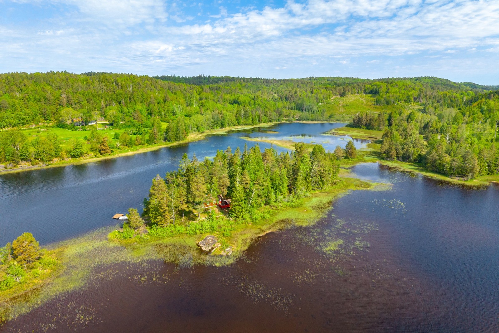 Fritidsboligen har en unik beliggenhet på egen holme i Assævannet, med nærhet til naturen. Galleribilde
