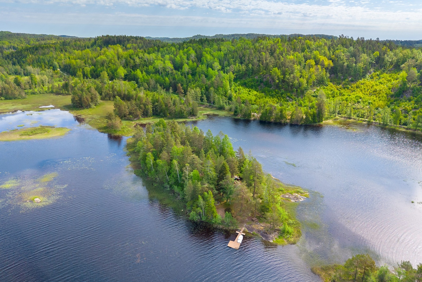 Din egen, private holme i Assævannet! Dette oversiktsbildet viser den helt unike beliggenheten av fritidseiendommen på den ca. 12,5 måls store naturtomten. Galleribilde