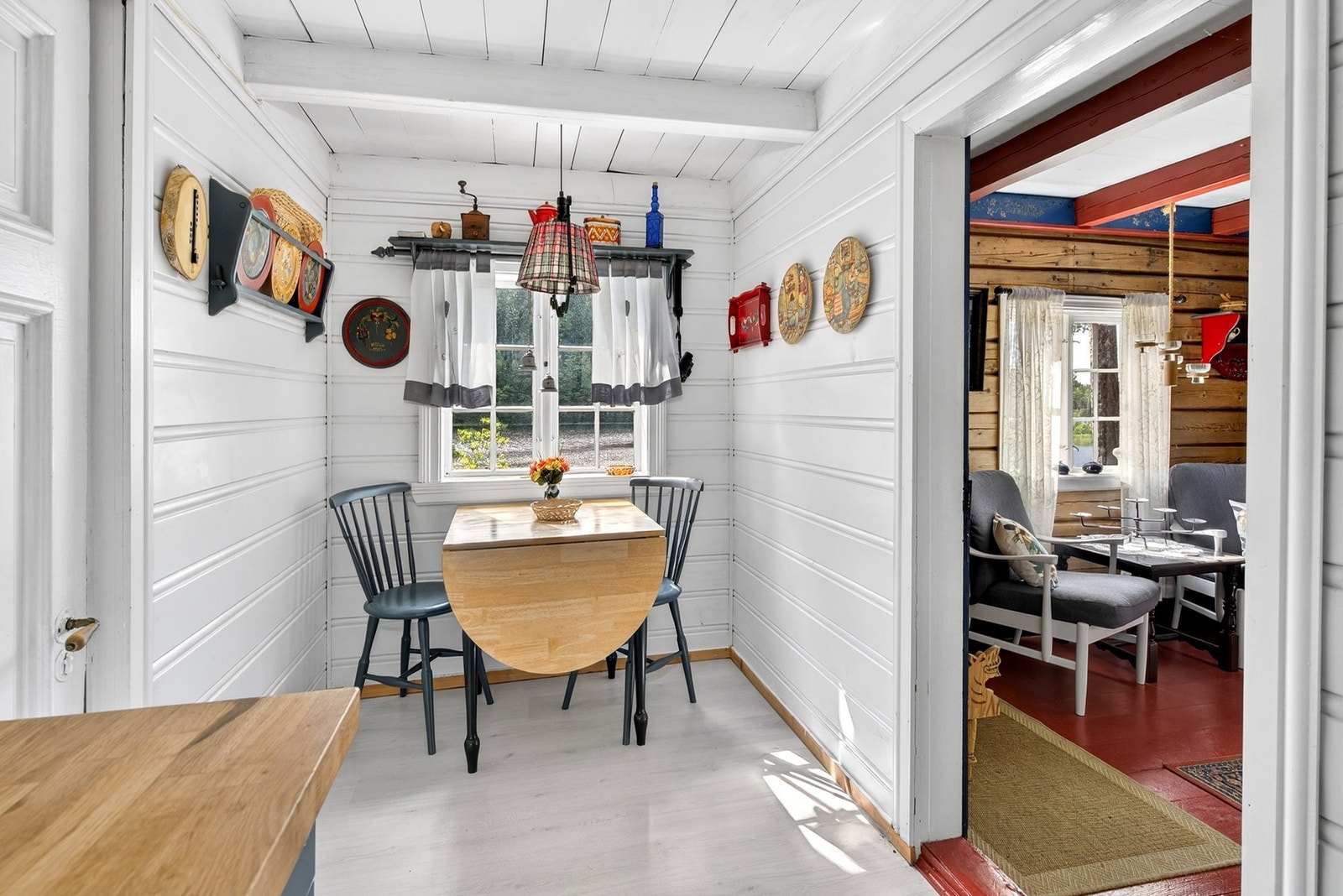 Plass til kjøkkenbord på kjøkkenet med fin utsikt til Assævannet. Galleribilde