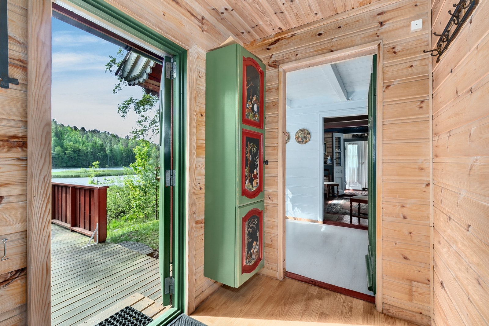 Velkommen inn! Entré med plass til å henge fra seg jakker og sko. Galleribilde