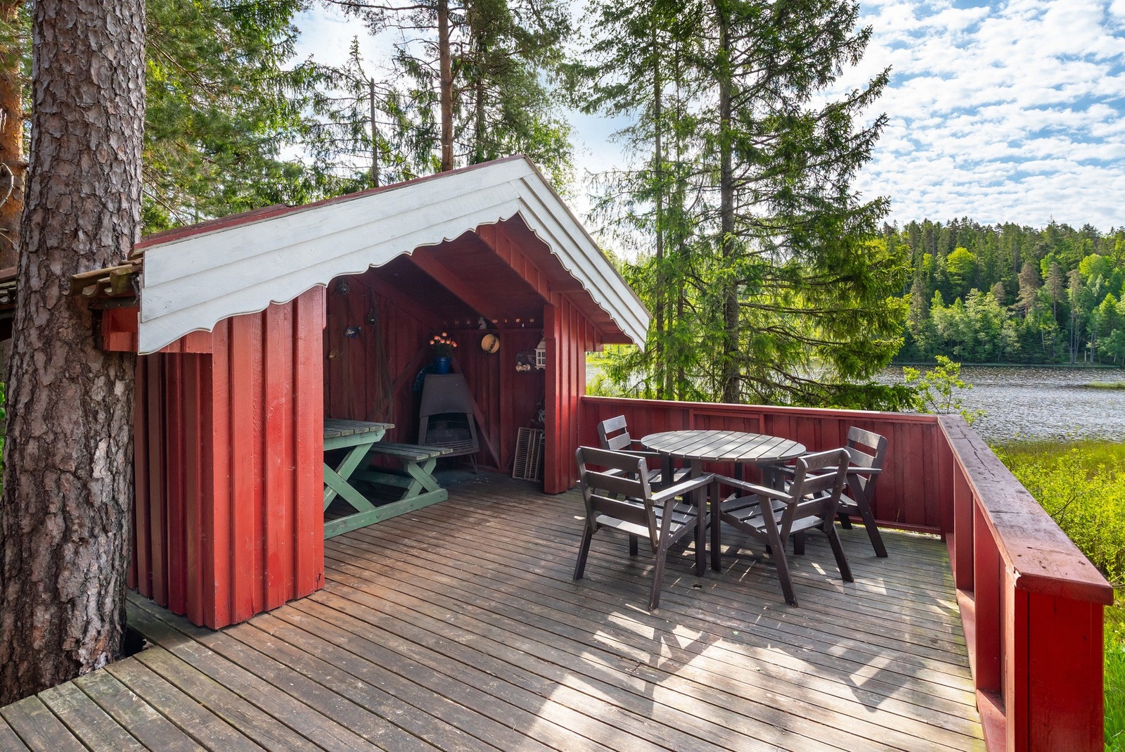 Hyggelig delvis overbygget markterrasse perfekt for sosiale sammenkomster. Galleribilde