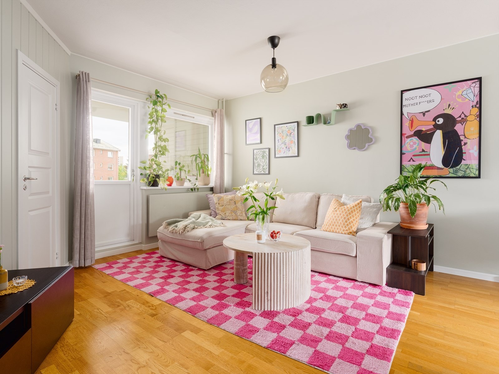 Kombinasjonen av den rause takhøyden, store vindusflater og gjennomgående planløsning, sørger for en lys og luftig atmosfære. Galleribilde