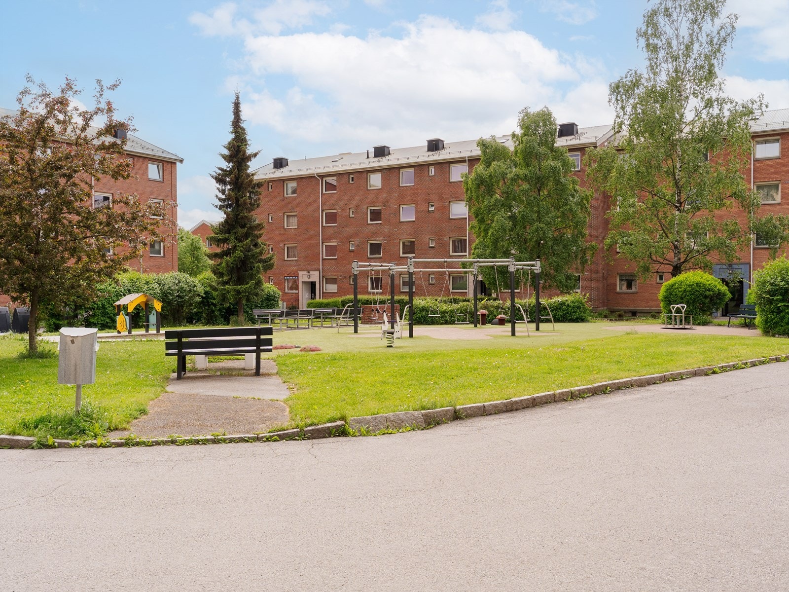Det er også flere sittegrupper, lekeplass og sykkelparkering her. Galleribilde