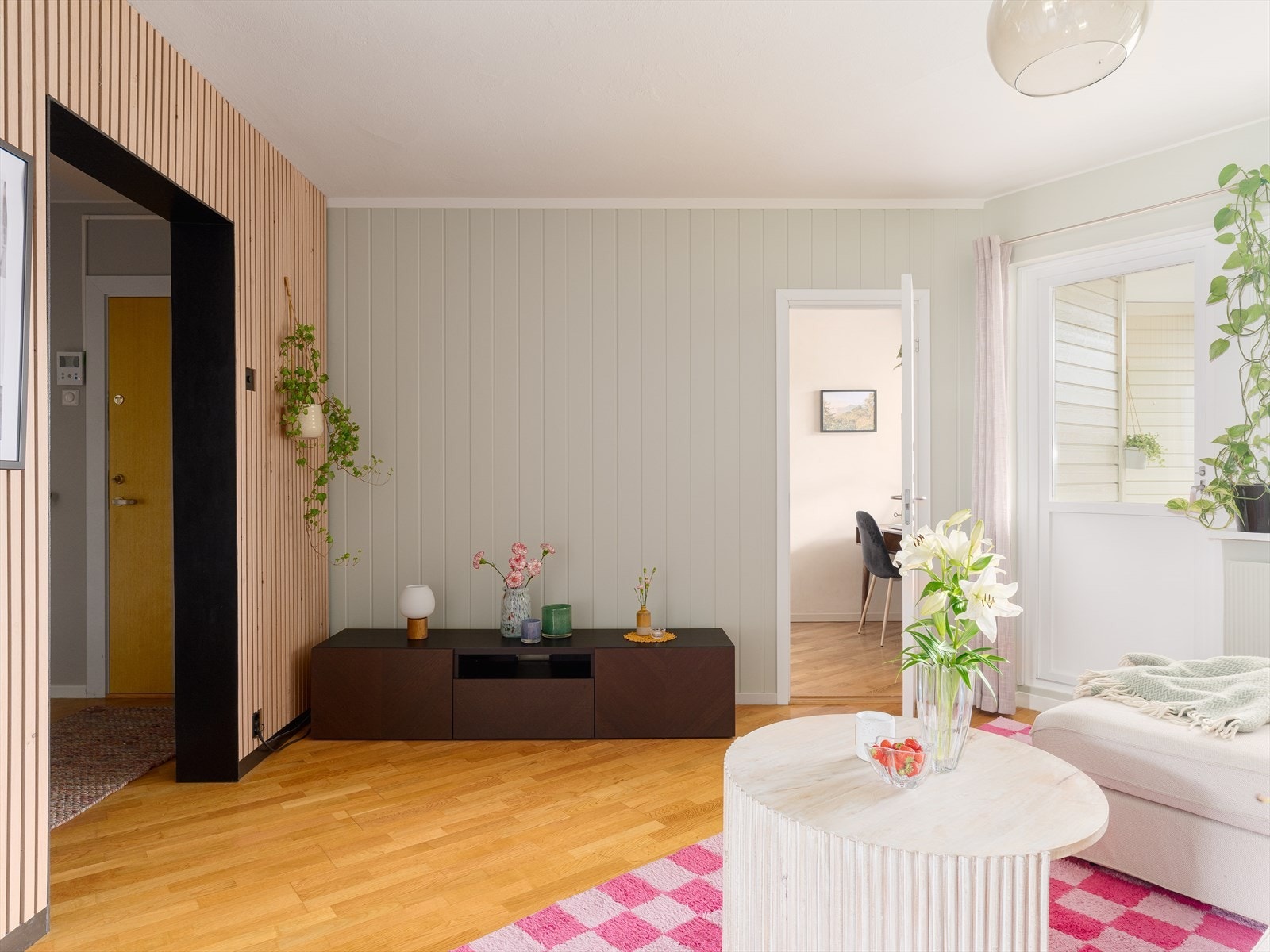 Stuen gir gode møbleringsmuligheter, med plass til både spisegruppe, sofa- og TV-krok. Galleribilde