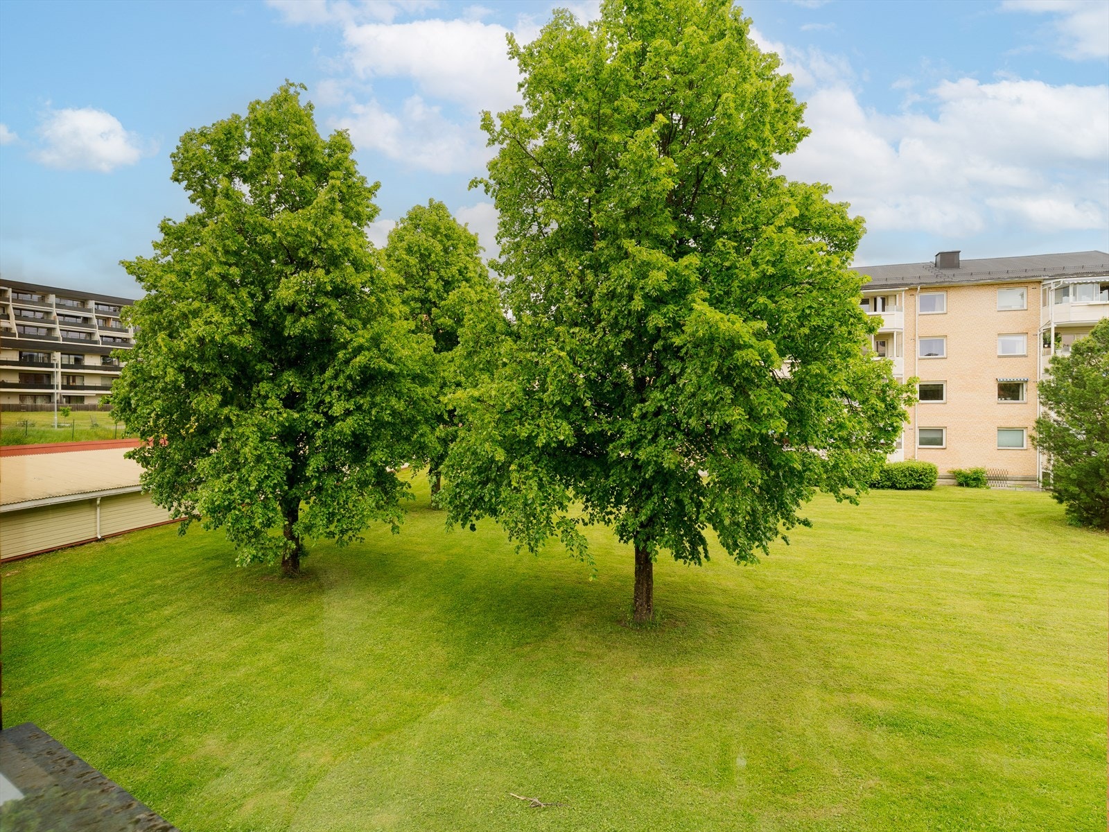 Fra alle vinduer i boligen har du et flott og frodig utsyn, samt svært lite innsyn. Galleribilde