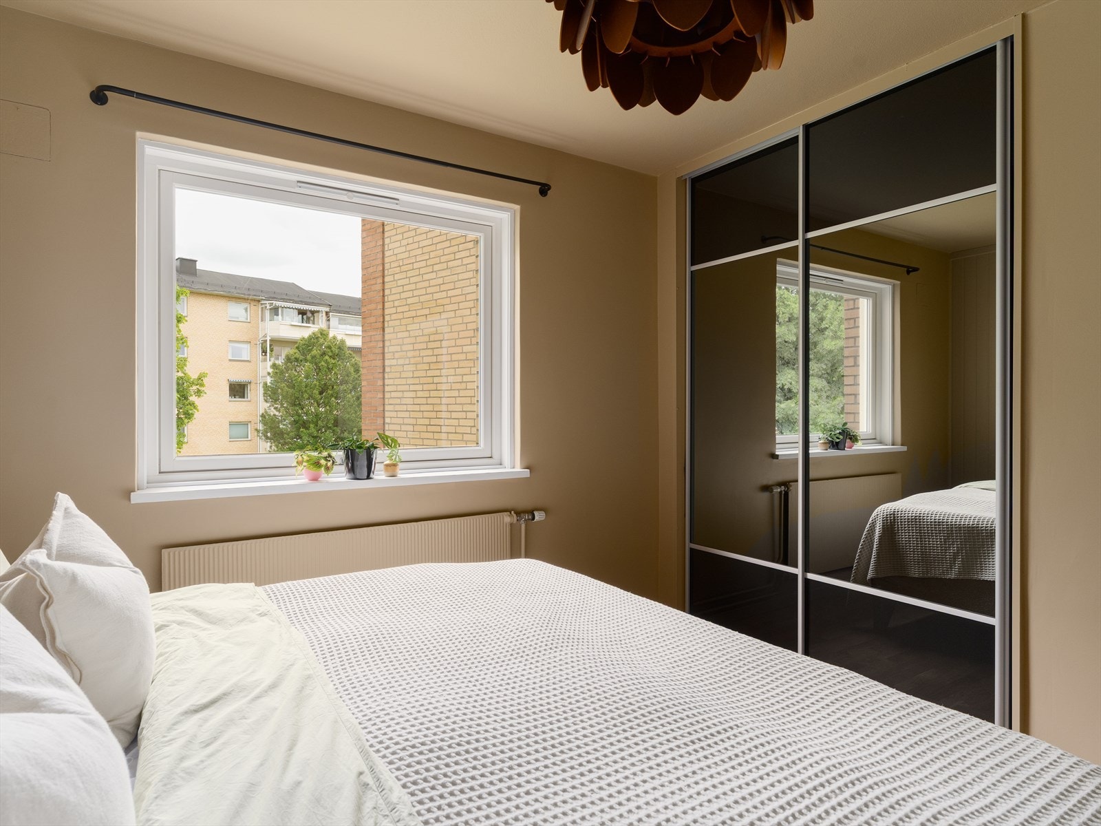 Det er god oppbevaringsplass både i skyvedørsgarderobe og i garderobeskap, som begge er plassbygde. Galleribilde