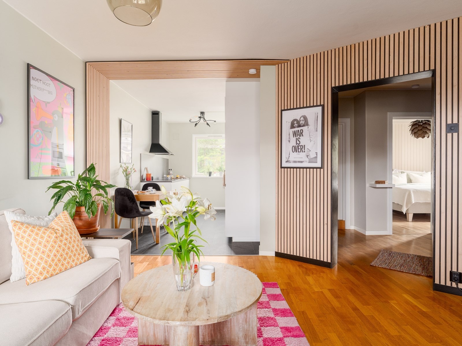 Innvendig møtes du av en moderne standard og et gjennomført preg. Galleribilde