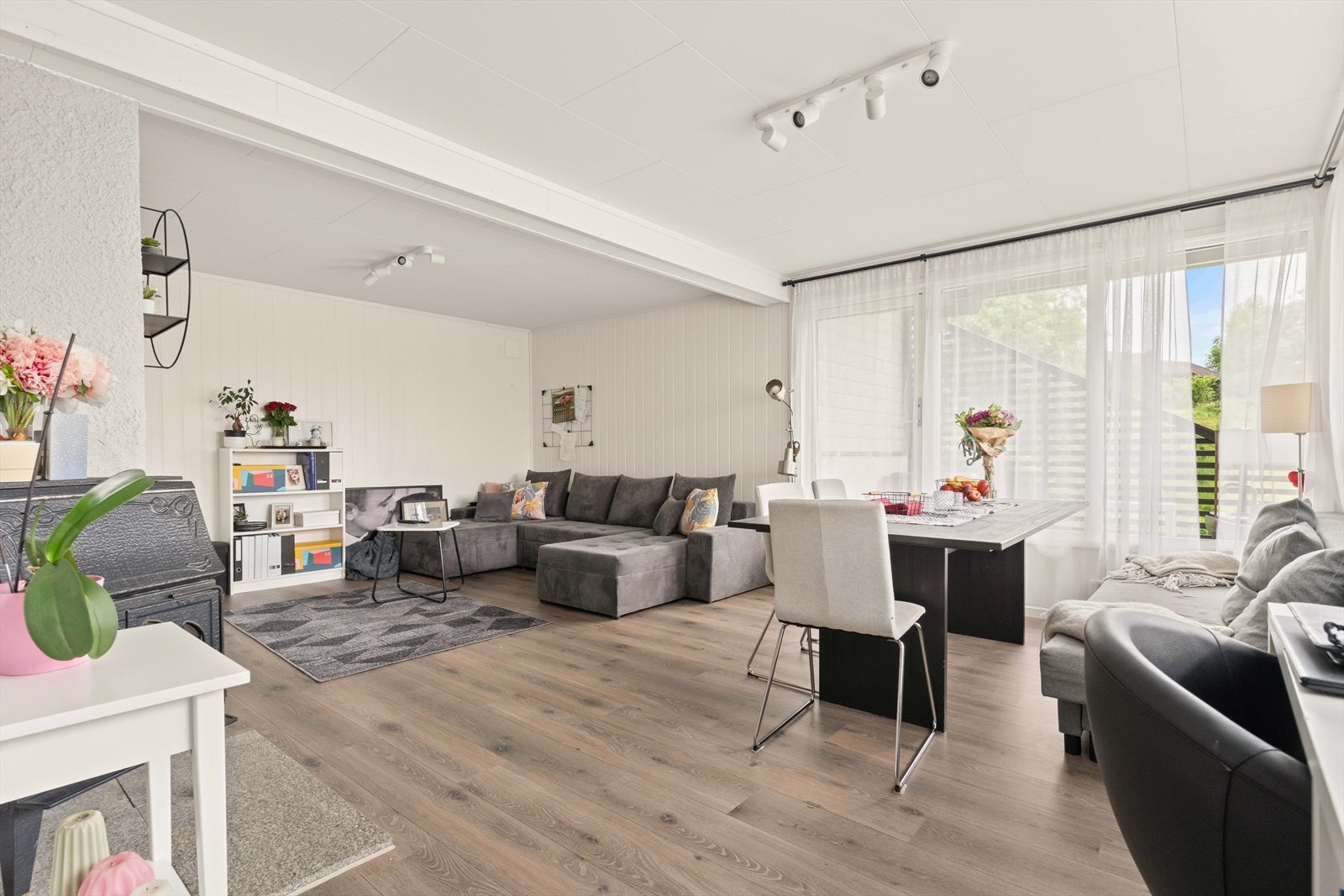 Utleiedelen har en hyggelig og romslig stue. Store vindusflater og lyse overflater gir en trivelig oppholdsplass. Galleribilde