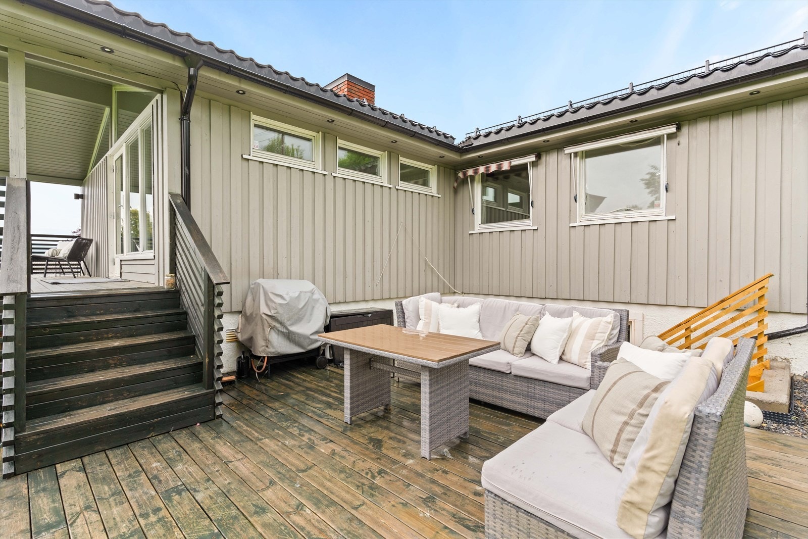 Stor terrasse med god plass til utemøbler og flere soner. Her ligger alt til rette for sommerdager, grilling og hyggelige stunder ute. Galleribilde