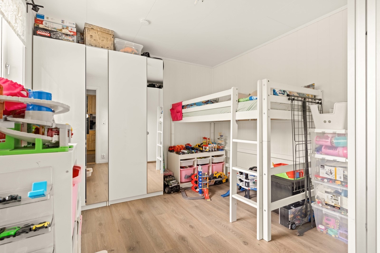 Soverom i utleiedelen med plass til seng og oppbevaring. Rommet fremstår lyst og praktisk innredet. Galleribilde