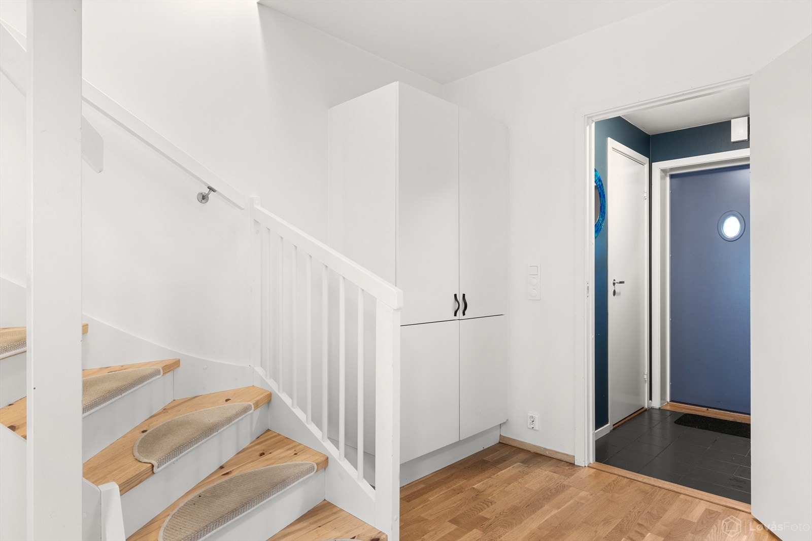 Romslig og innbydende entré med rikelig plass til oppbevaring i garderobeskap. Vi tar deretter turen opp til 2. etasje. Galleribilde