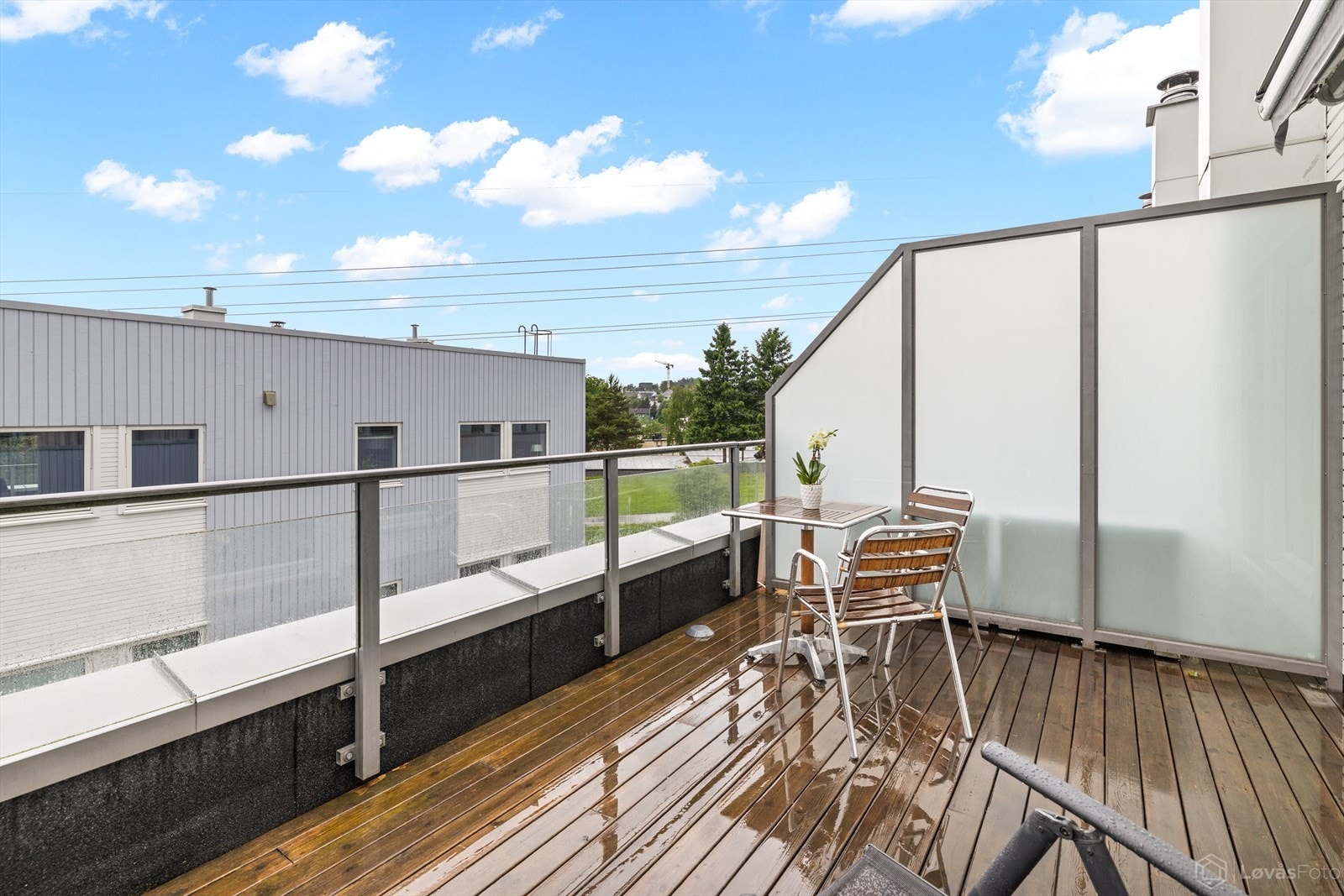 Her er det fin plass til sittegruppe og grill m.m. Galleribilde