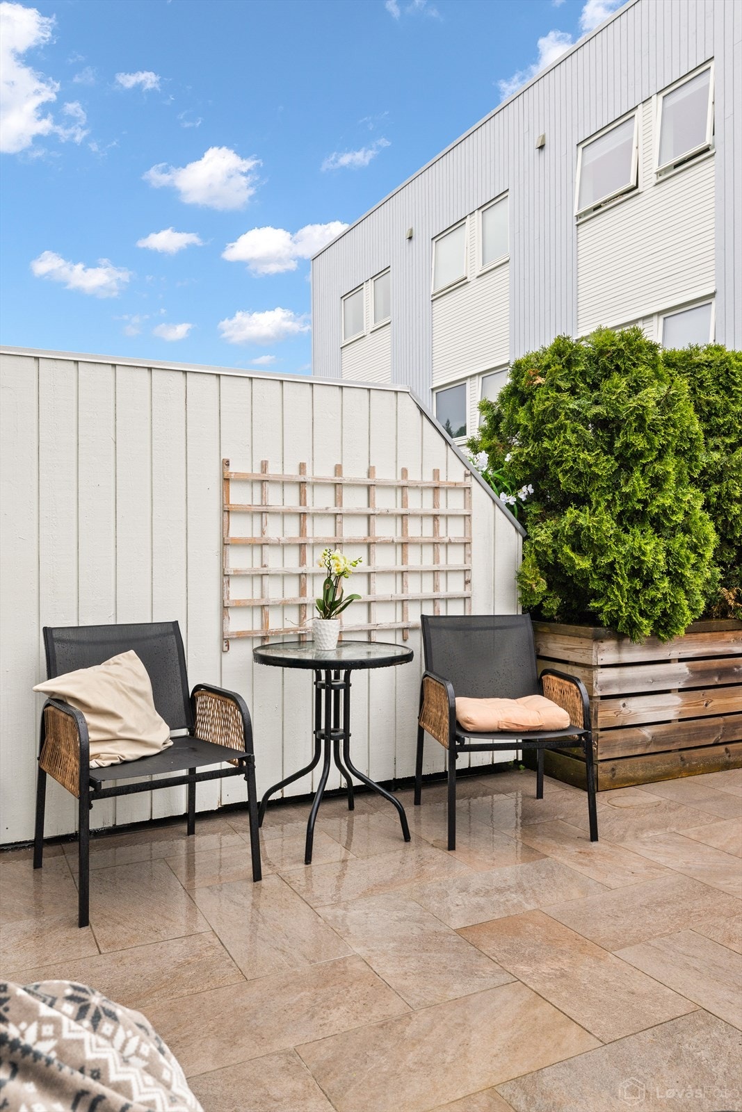 Fra stue i 1. etasje er det adkomst til sydvendt, flislagt terrasse på ca. 25 m². Galleribilde