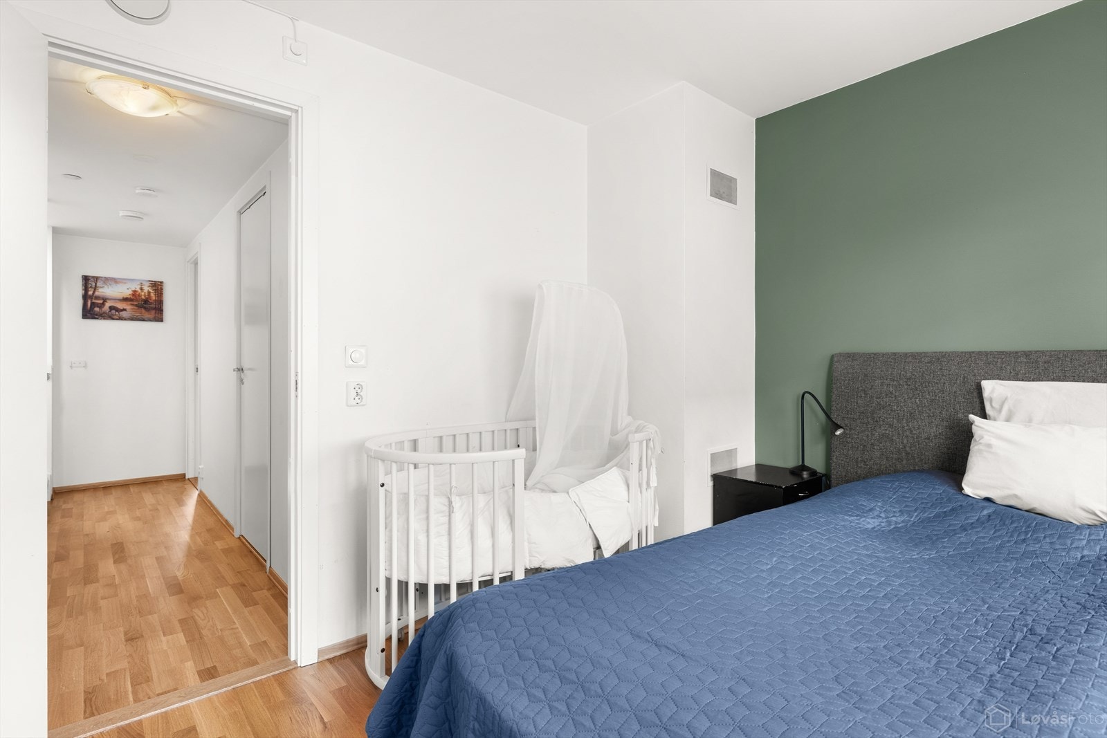 Rommet er utstyrt med en romslig skyvedørsgarderobe med god oppbevaringsplass. Galleribilde