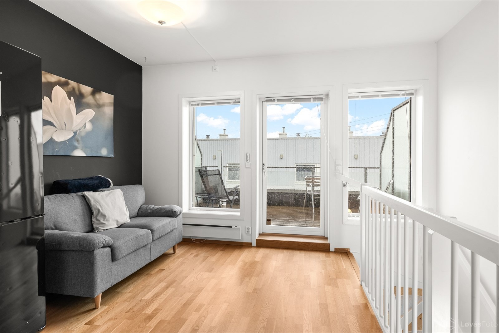 3. etasje består av stue med adkomst til terrasse, soverom 3 og innvendig bod. Galleribilde