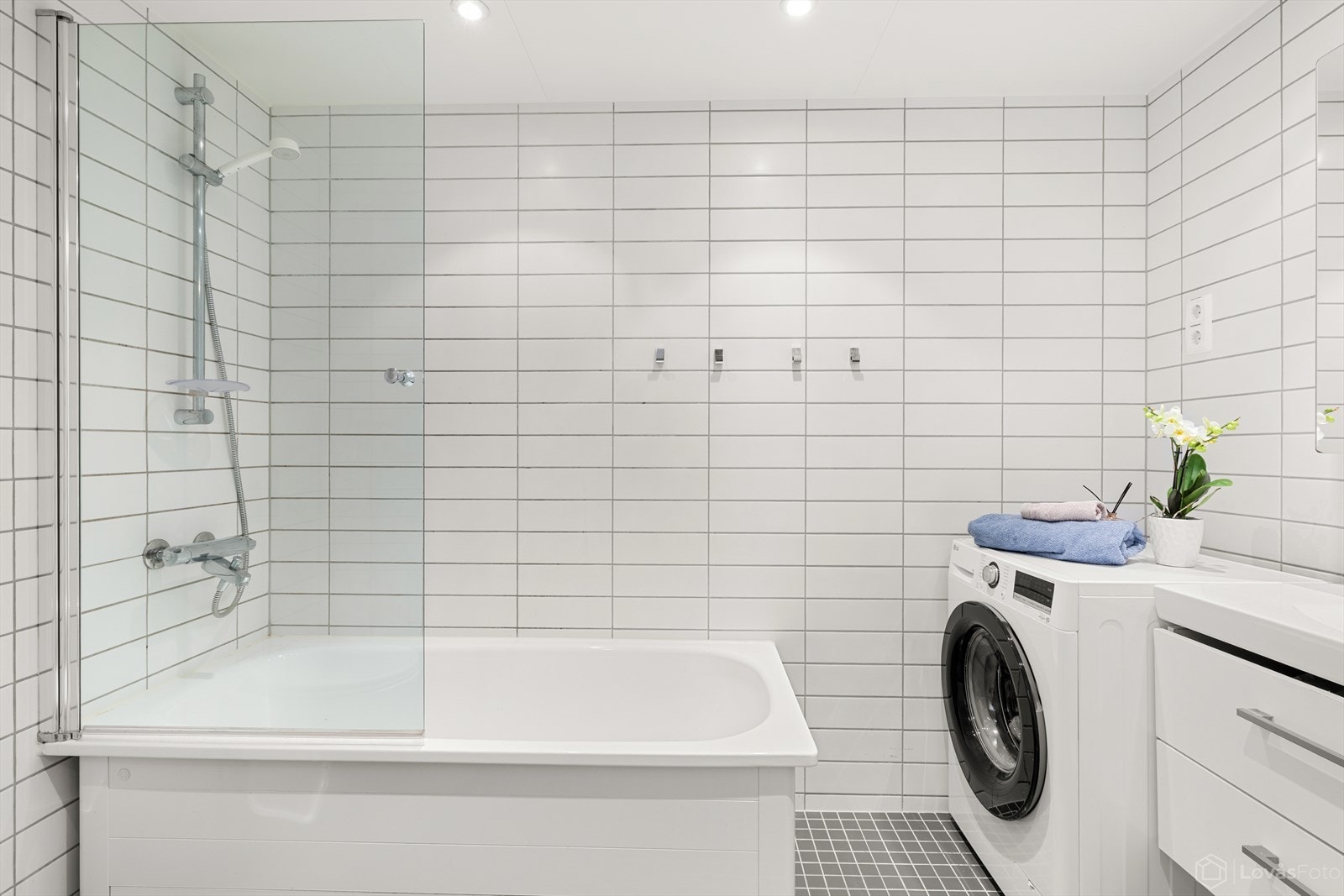 Pent flislagt baderom/vaskerom av god størrelse. Badet er fra byggeår 2012. Galleribilde