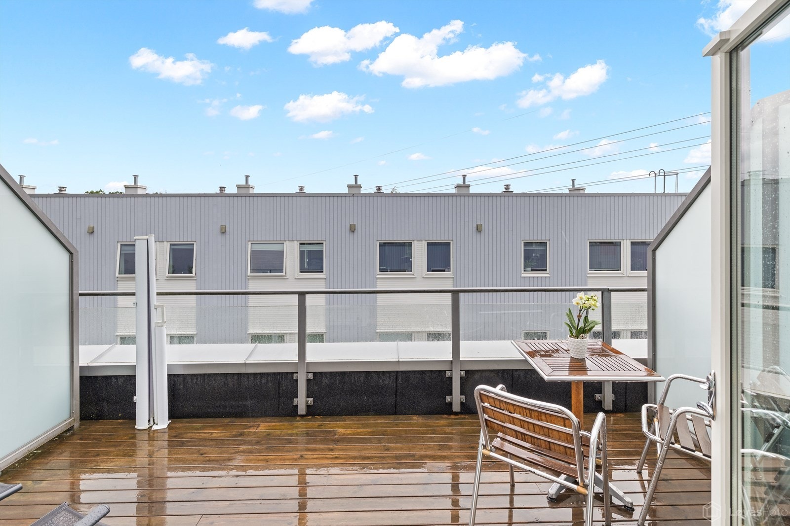 Fra stue er det adkomst til sydvendt terrasse på ca. 12 m². Galleribilde