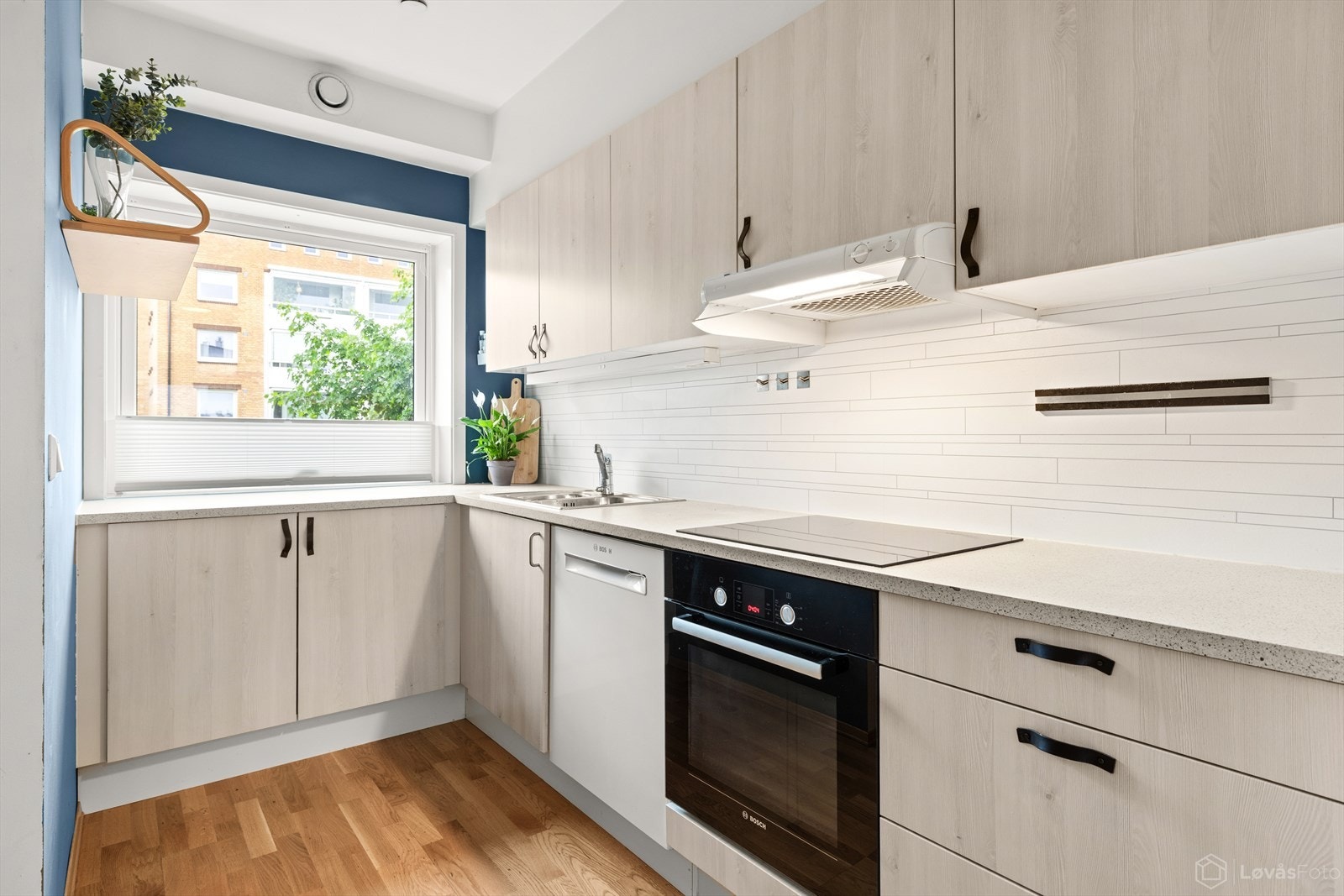 Lekkert og tidløst utstyrt med innredning med folierte fronter, laminat benkeplate og integrerte hvitevarer. Galleribilde
