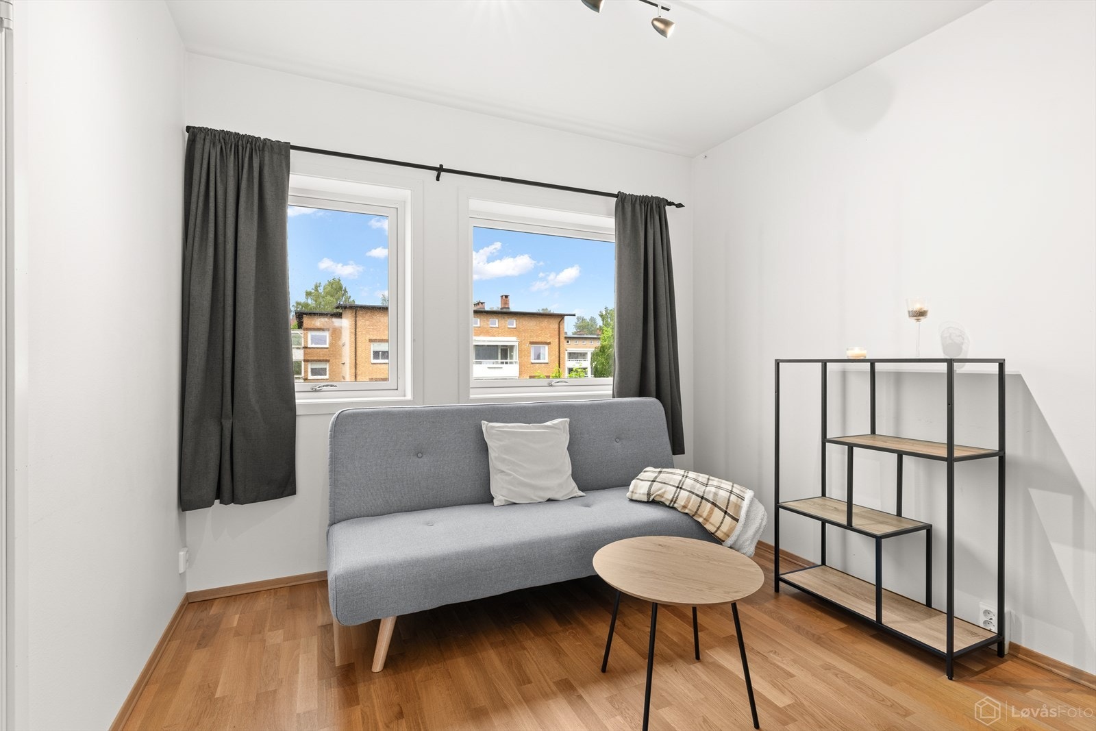 Soverom III | Praktisk soverom med god plass til seng, nattbord og garderobeskap. Galleribilde