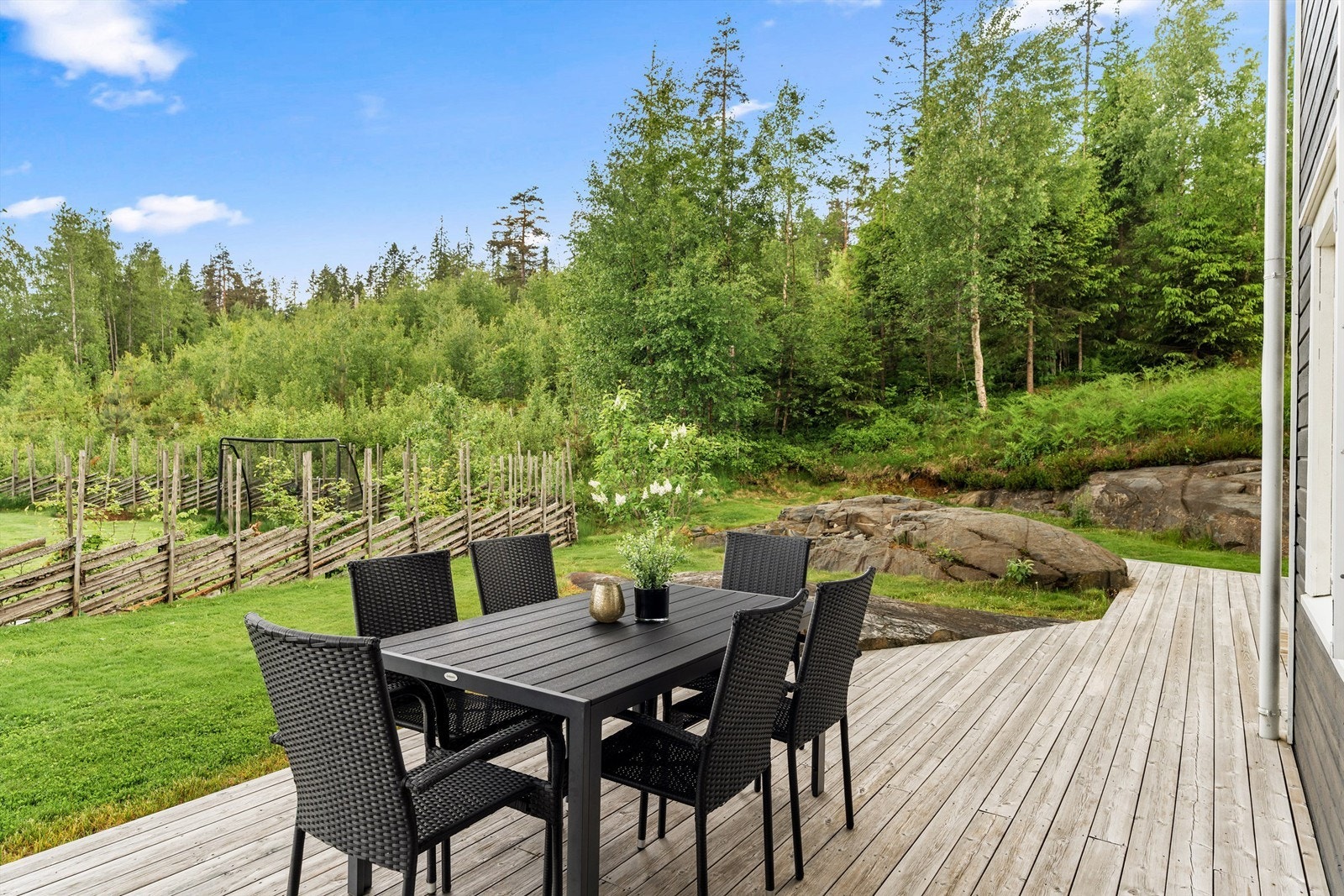 God plass til både lek og avslapning i hagen. Galleribilde