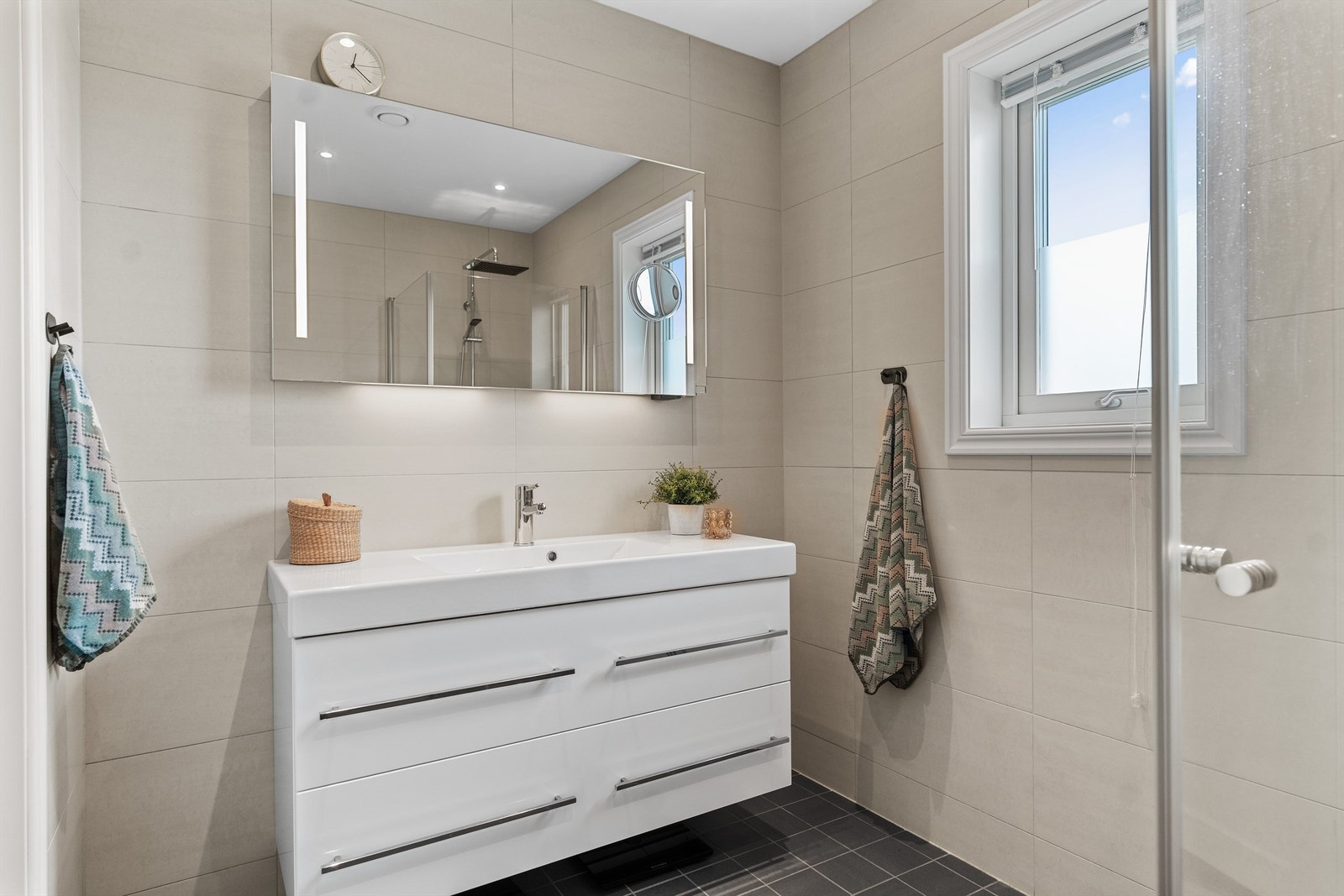 Badet har speil med integrert belysning og stikkontakt. Galleribilde
