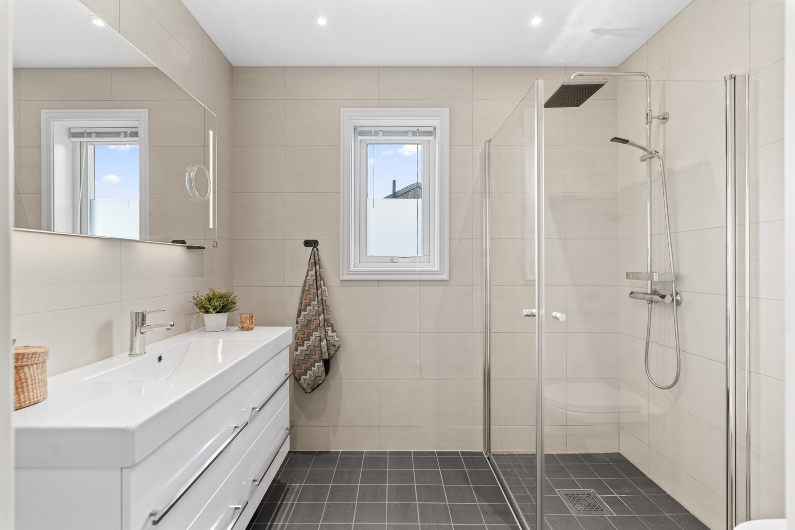 Dette badet har direkte tilkomst fra hovesoverommet. Galleribilde