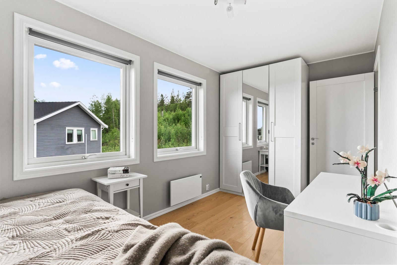 Rommet har plass til garderobeløsning og skrivepult. Galleribilde