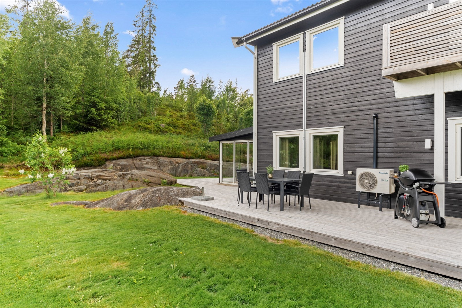 Tomten er opparbeidet med plenareal og diverse beplantning. Galleribilde